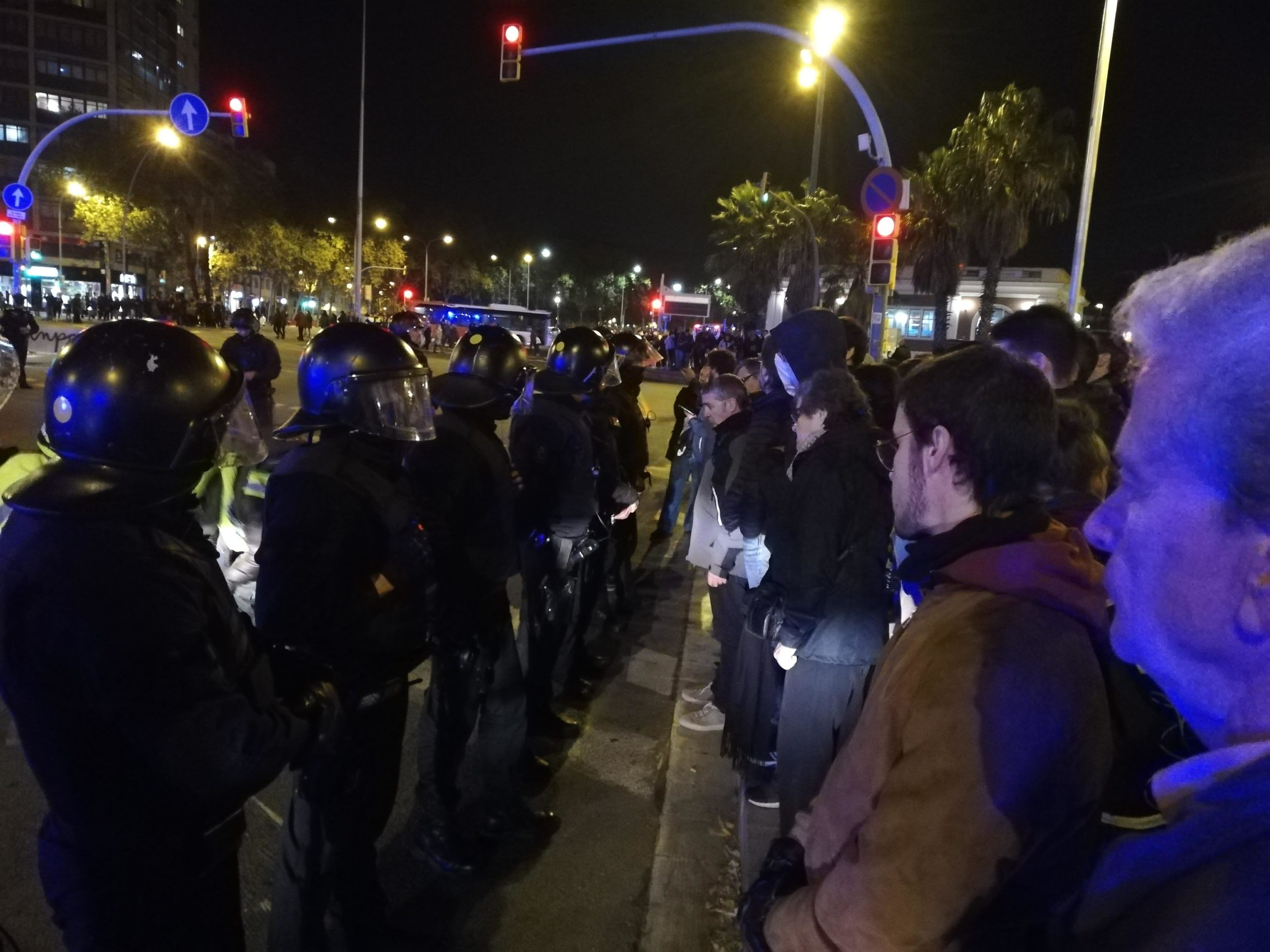 Manifestants i policia, cara a cara en un nou tall de trànsit a la Meridiana aquest dilluns / X.F.