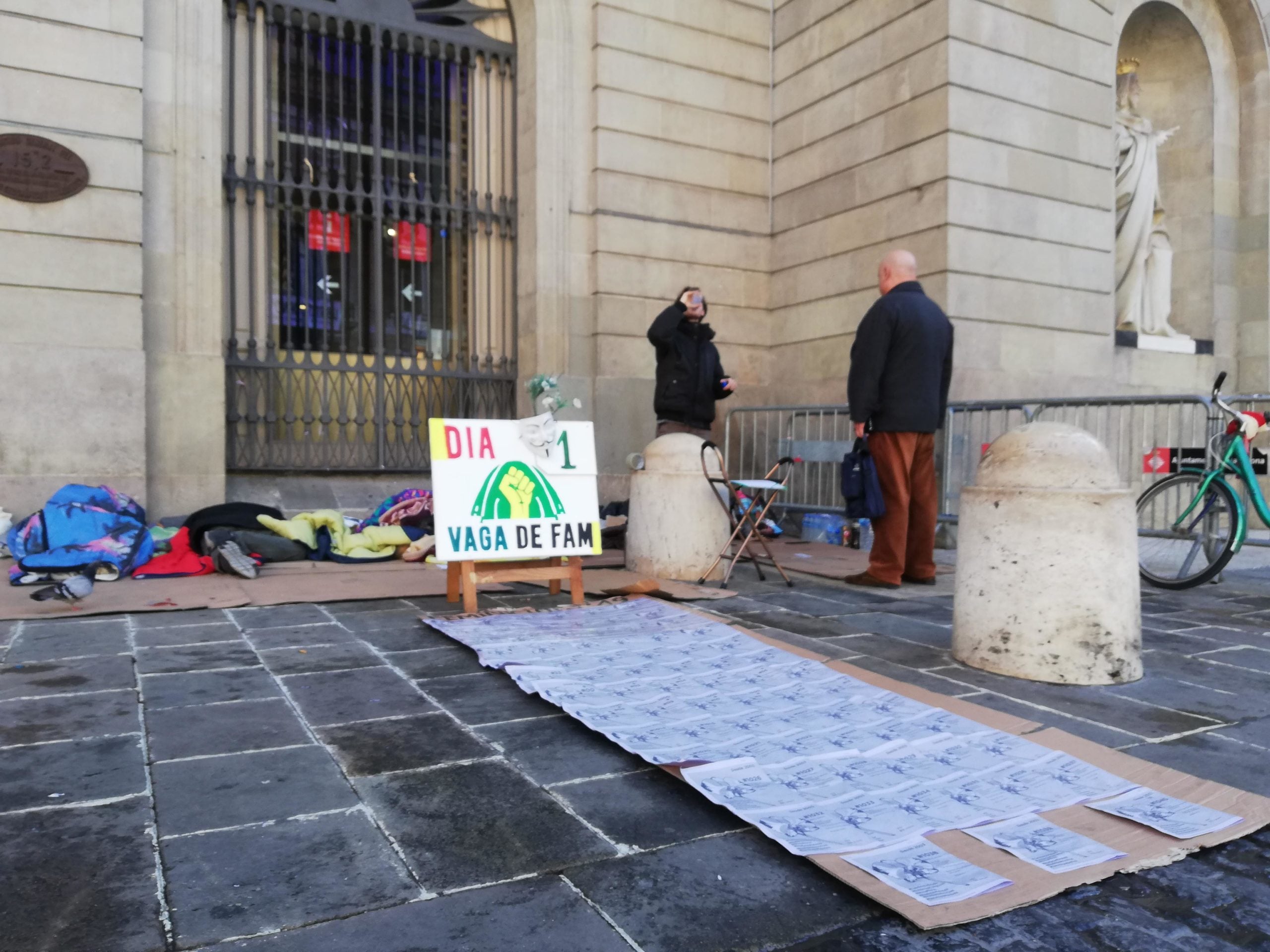 Els membres de l'acampada fan la protesta a tocar de l'Ajuntament de Barcelona | Adrià Lizanda