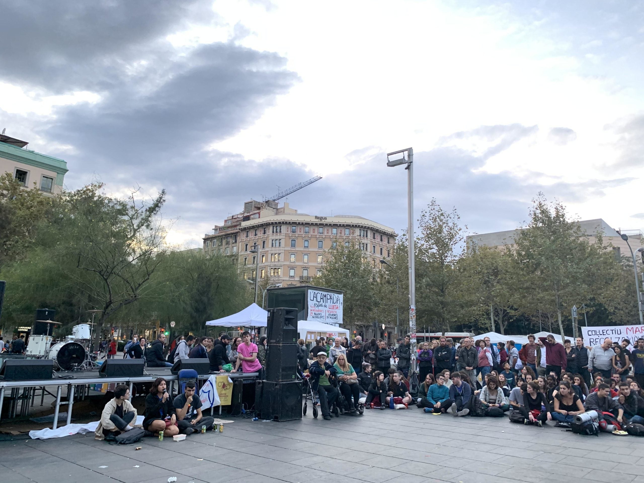 L'assemblea de la plaça Universitat, aquest dissabte a la tarda / S.B.