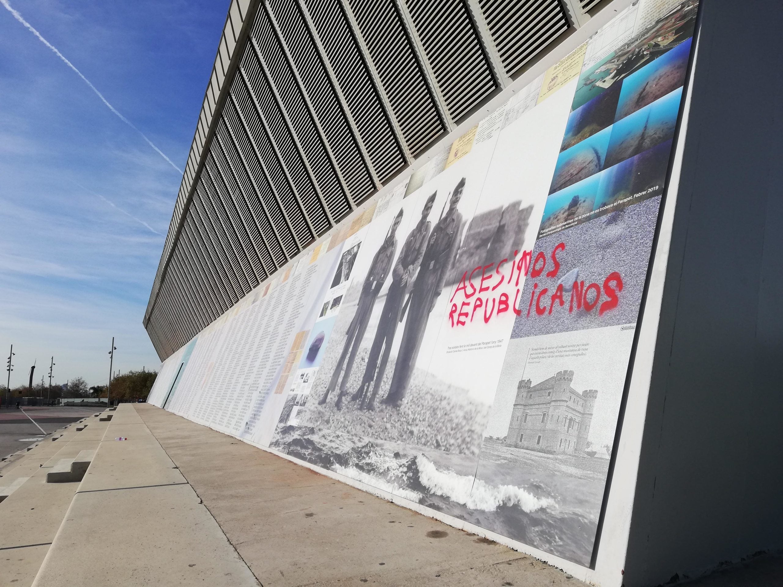 El mural en memòrica dels republicans executats del Fòrum, embrutat amb pintades feixistes / A.L.