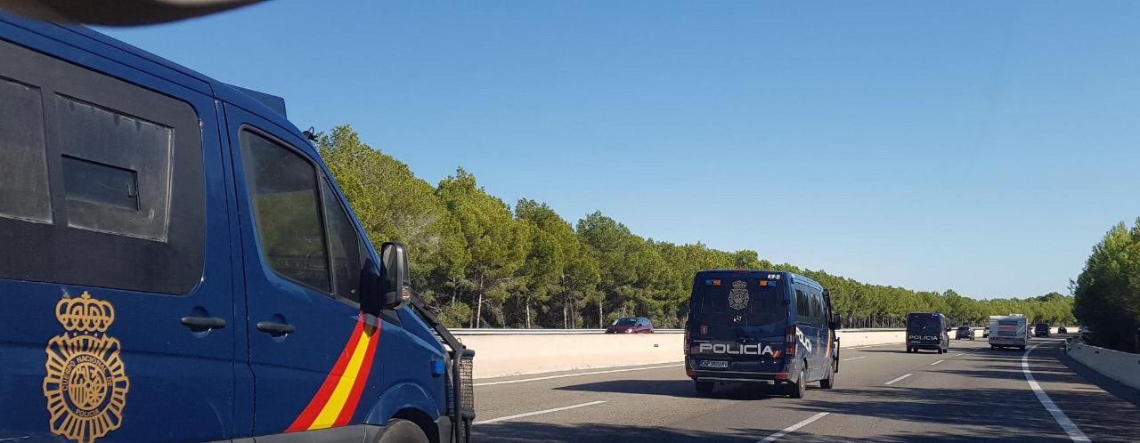 Furgons de la Policia Nacional a l'AP-7, en direcció a Barcelona / Imatge difosa per Anonymous