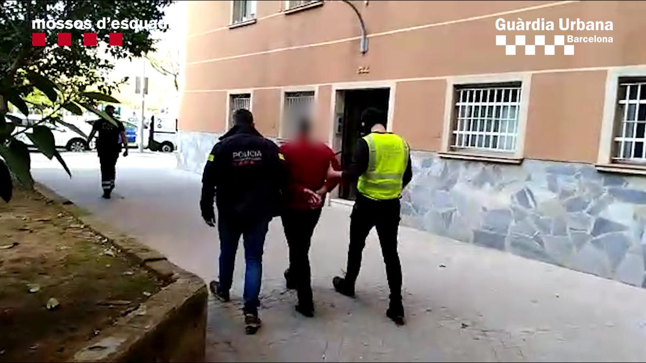 Agents dels Mossos i de la Guàrdia Urbana, conduint un dels detinguts a Porta, Nou Barris, pel cas de tràfic de drogues / CME