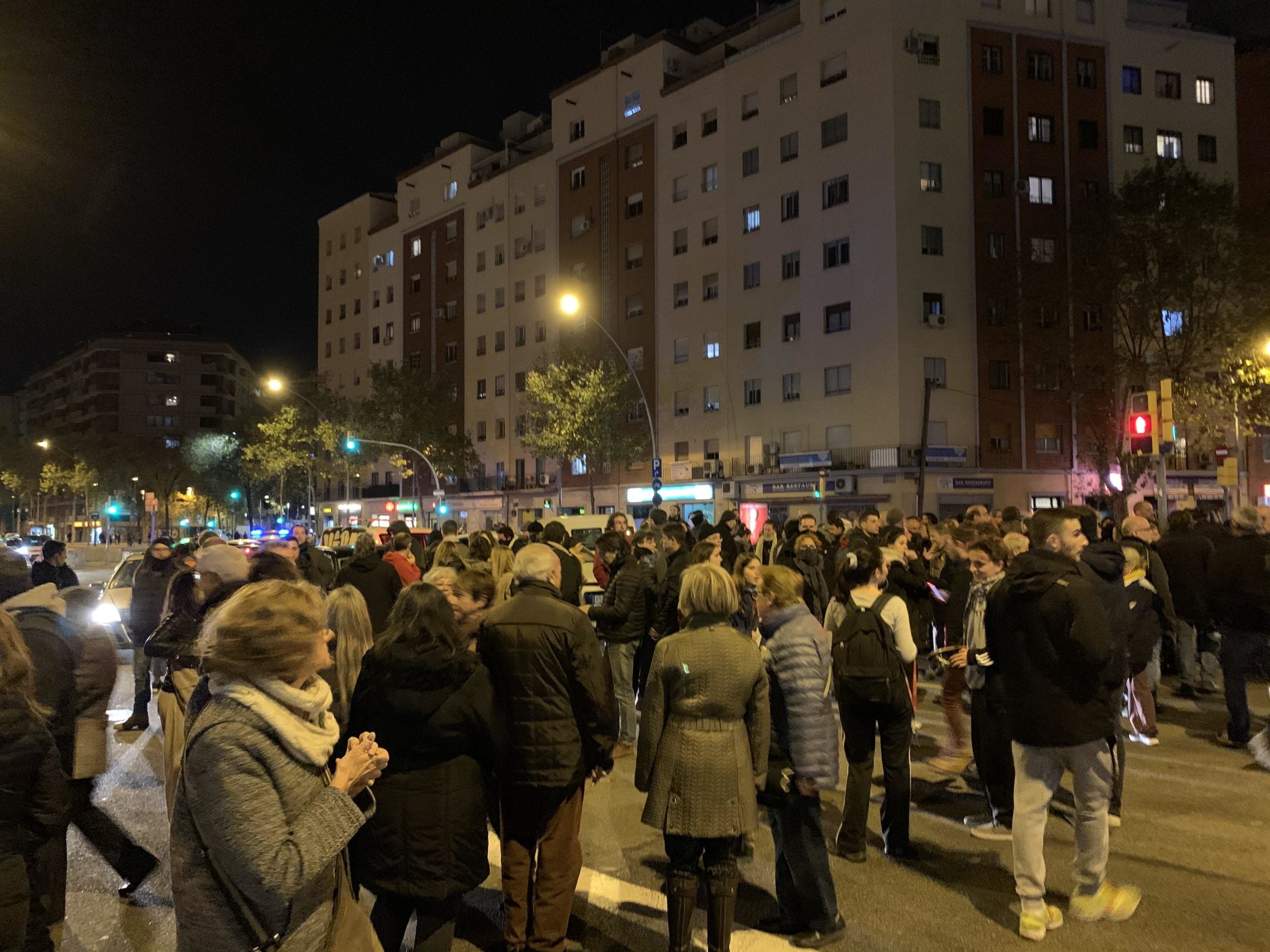 Els manifestants, tallant la Meridiana a l'altura del carrer Escòcia, en el dia 45 de la protesta contra la sentència / S.B.