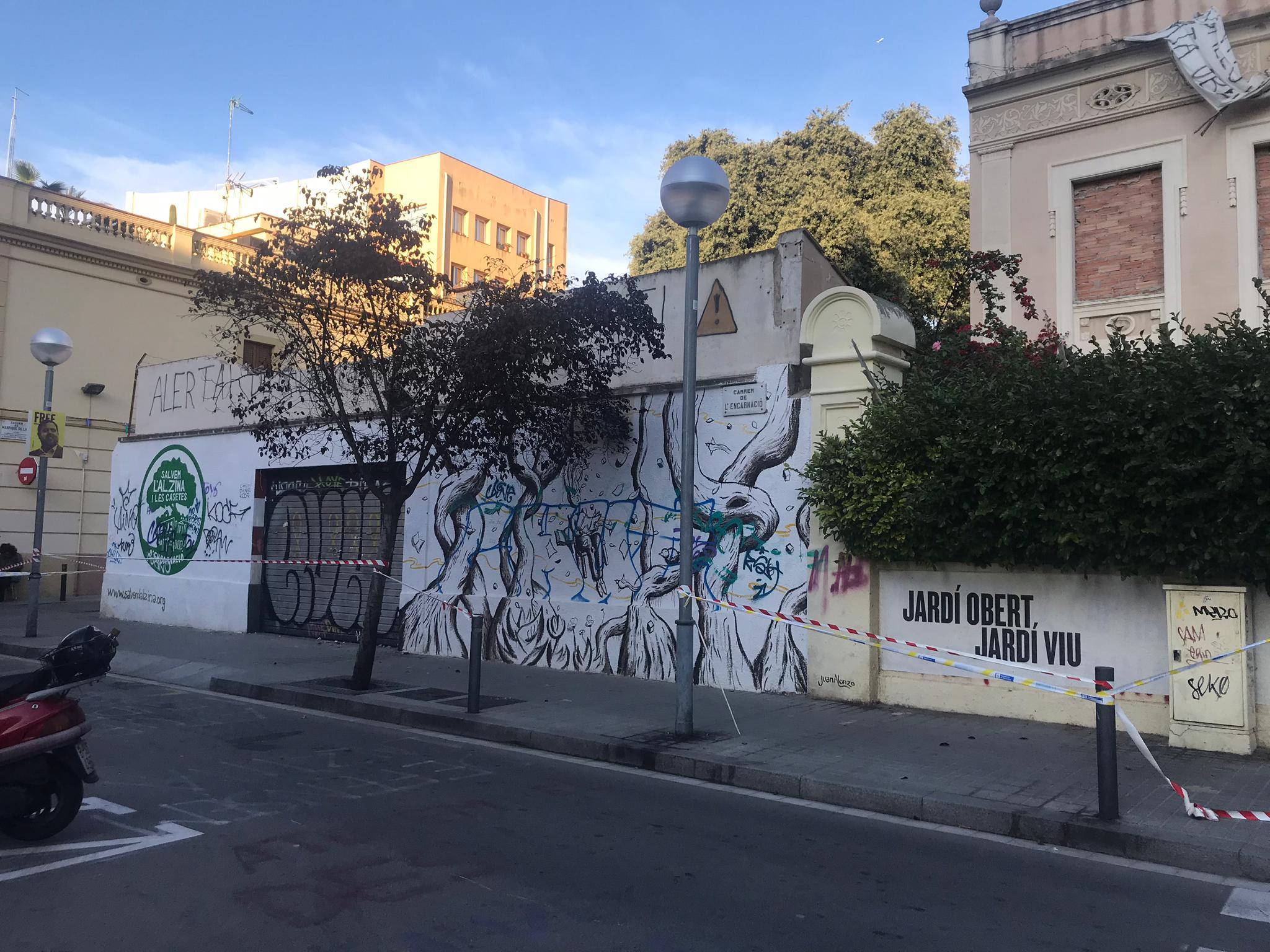 Les casetes d'Encarnació envoltades per un cordó pel despreniment d'una part del mur exterior / Salvem l'Alzina