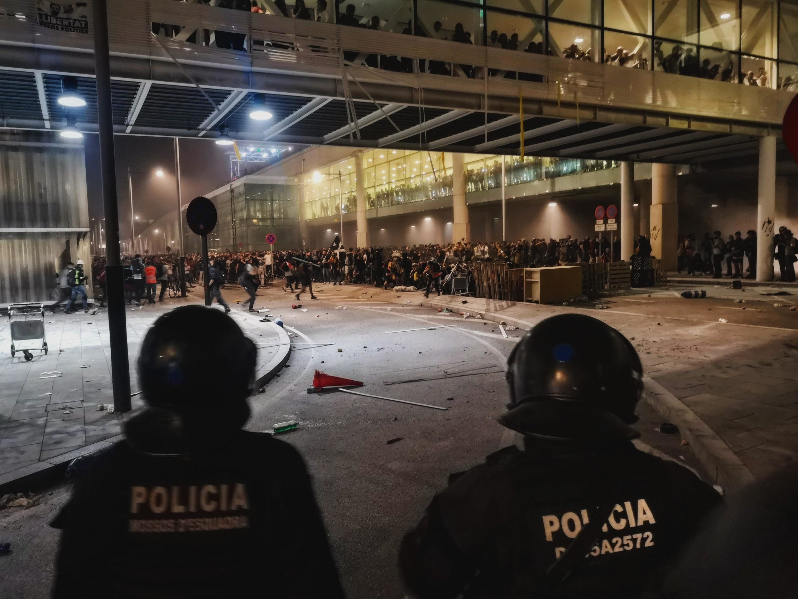 Imatge d'arxiu dels aldarulls a l'aeroport del Prat la nit del dia en què s'ha conegut la sentència de l'1-O / D.C.