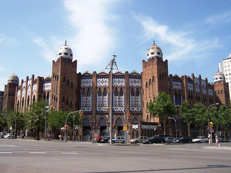 La Monumental, a la cruïlla entre Gran Via i carrer Marina | Sergi Larripa (Wikimedia)