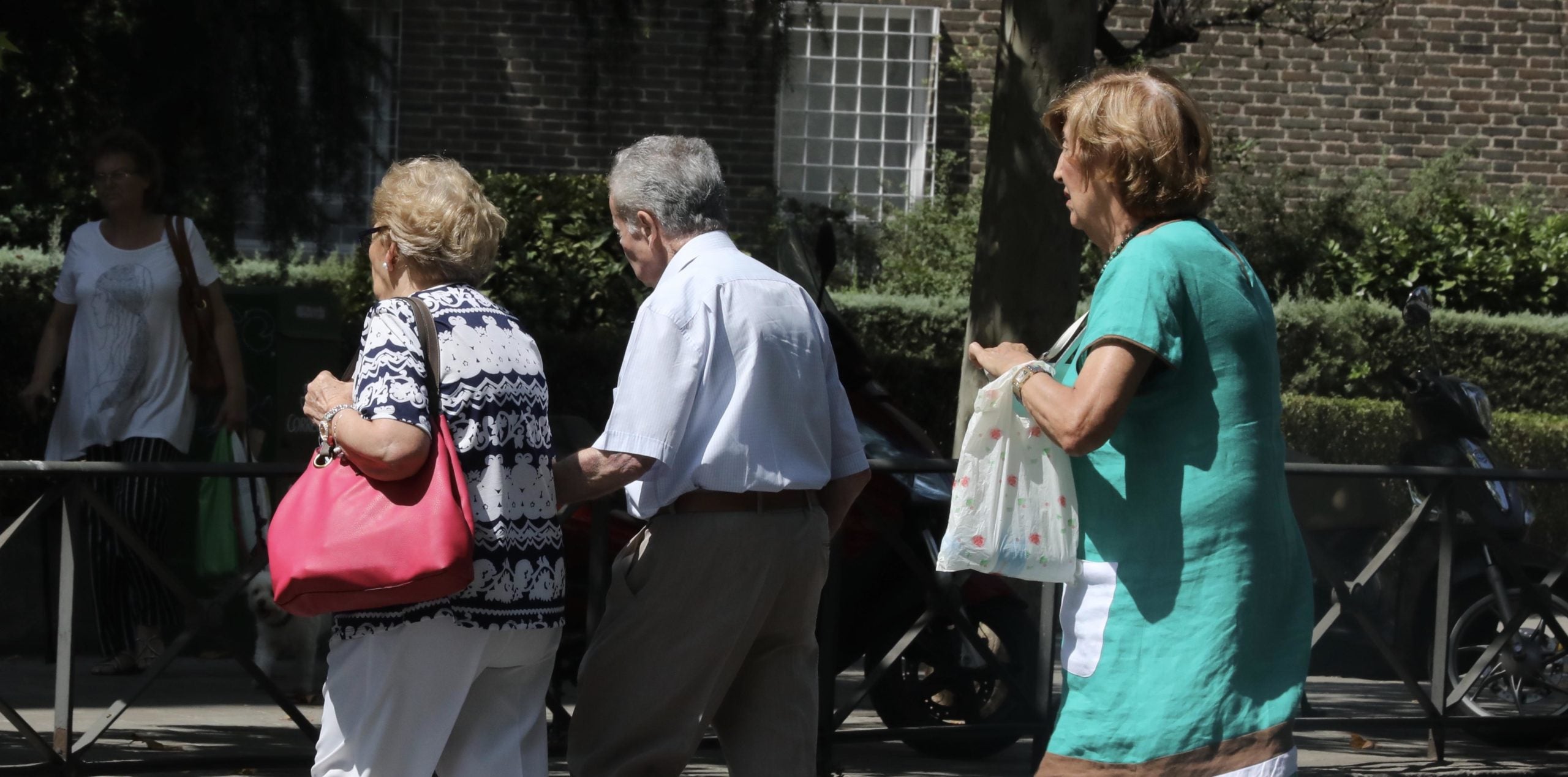 Gent gran travessant un carrer, en una imatge d'arxiu / Europa Press