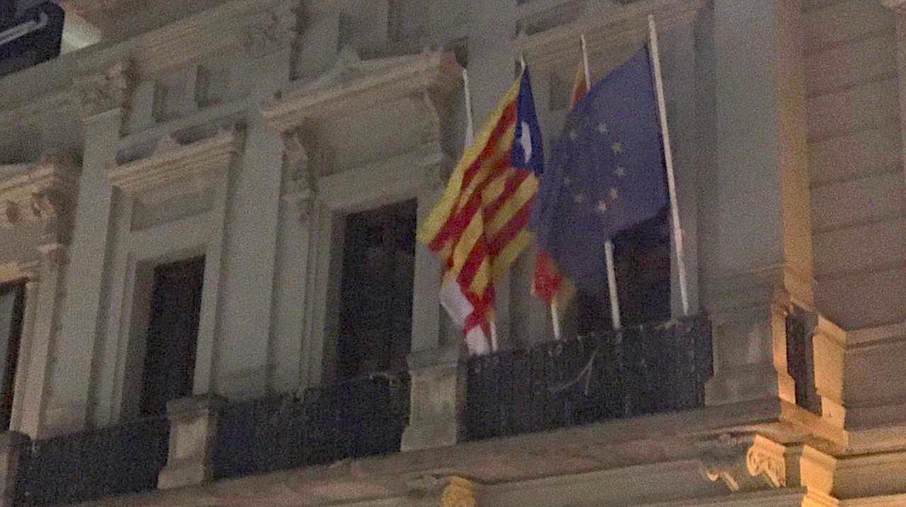 L'estelada que els CDR han posat al balcó de la seu del districte de les Corts / Anonymous Catalonia