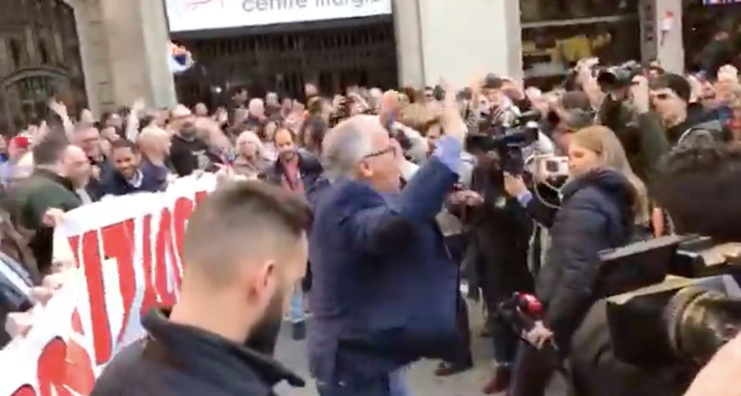 Josep Bou saltant en la manifestació unionista del 6D 