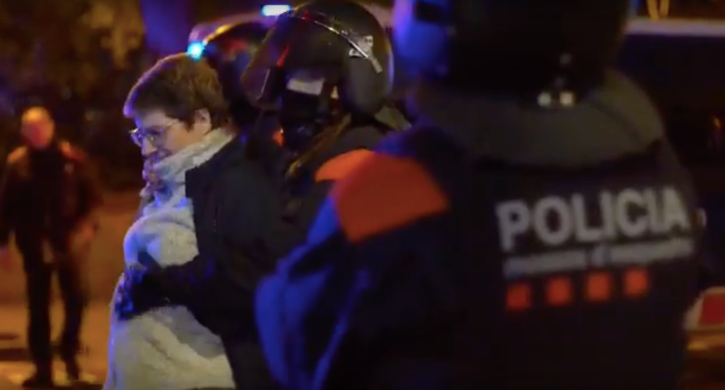 Mossos escorcollant una manifestant de la Meridiana / Imatge d'un vídeo difós per Meridiana Resisteix