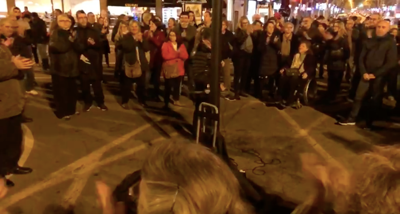 Manifestants de la Meridiana cantant el dia de Nadal