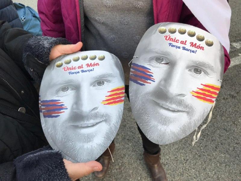 Caretes de Messi que s'estan repartint entre els aficionats per acompanyar l'acció de Tsunami Democràtic dins del camp durant el clàssic / Q.S.