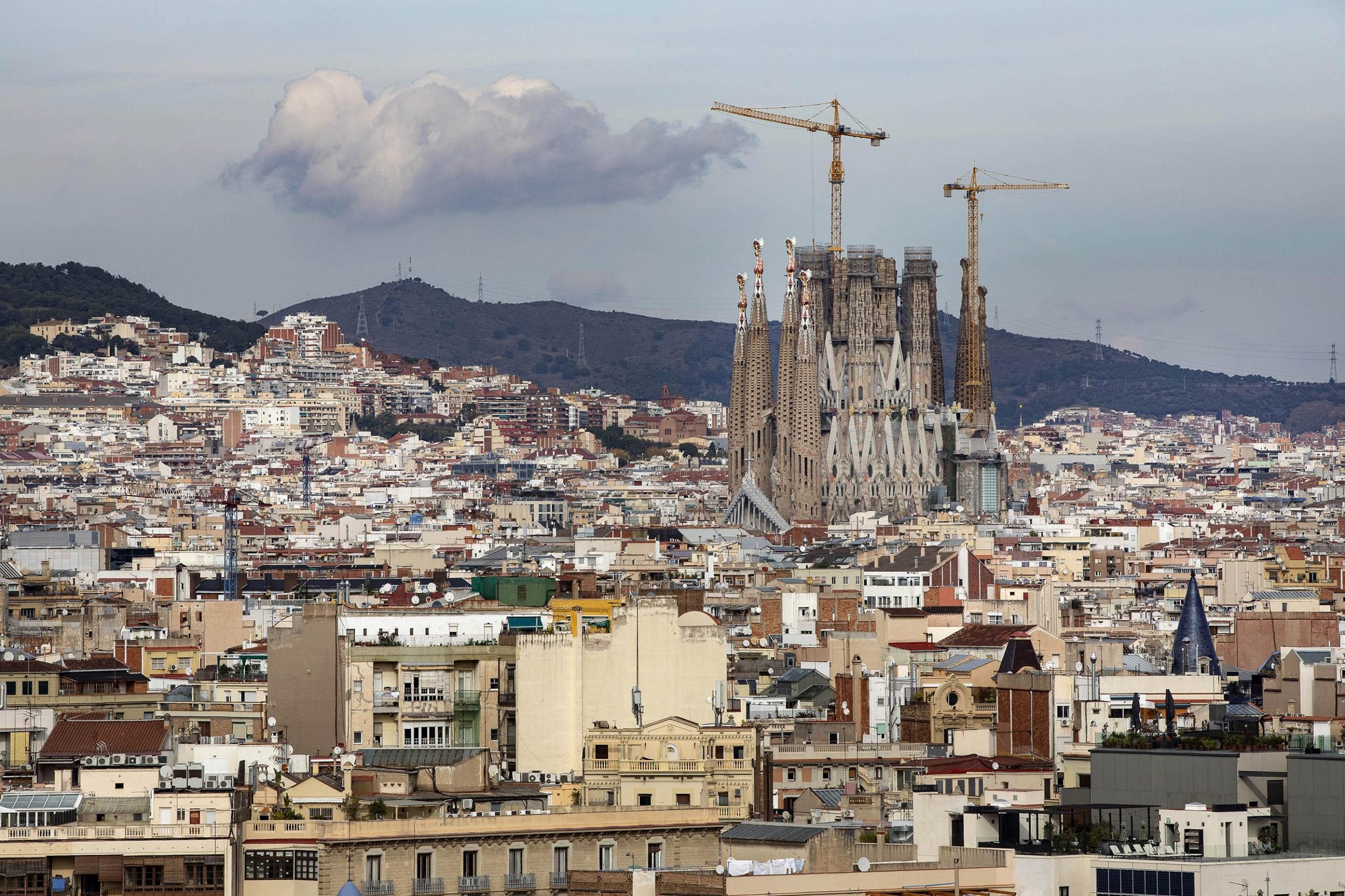 Vista panoràmica de Barcelona, amb la Sagrada Família, en imatge d'arxiu / Jordi Play