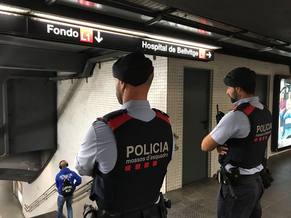 Mossos en una estació de la L1 del metro de Barcelona /CME