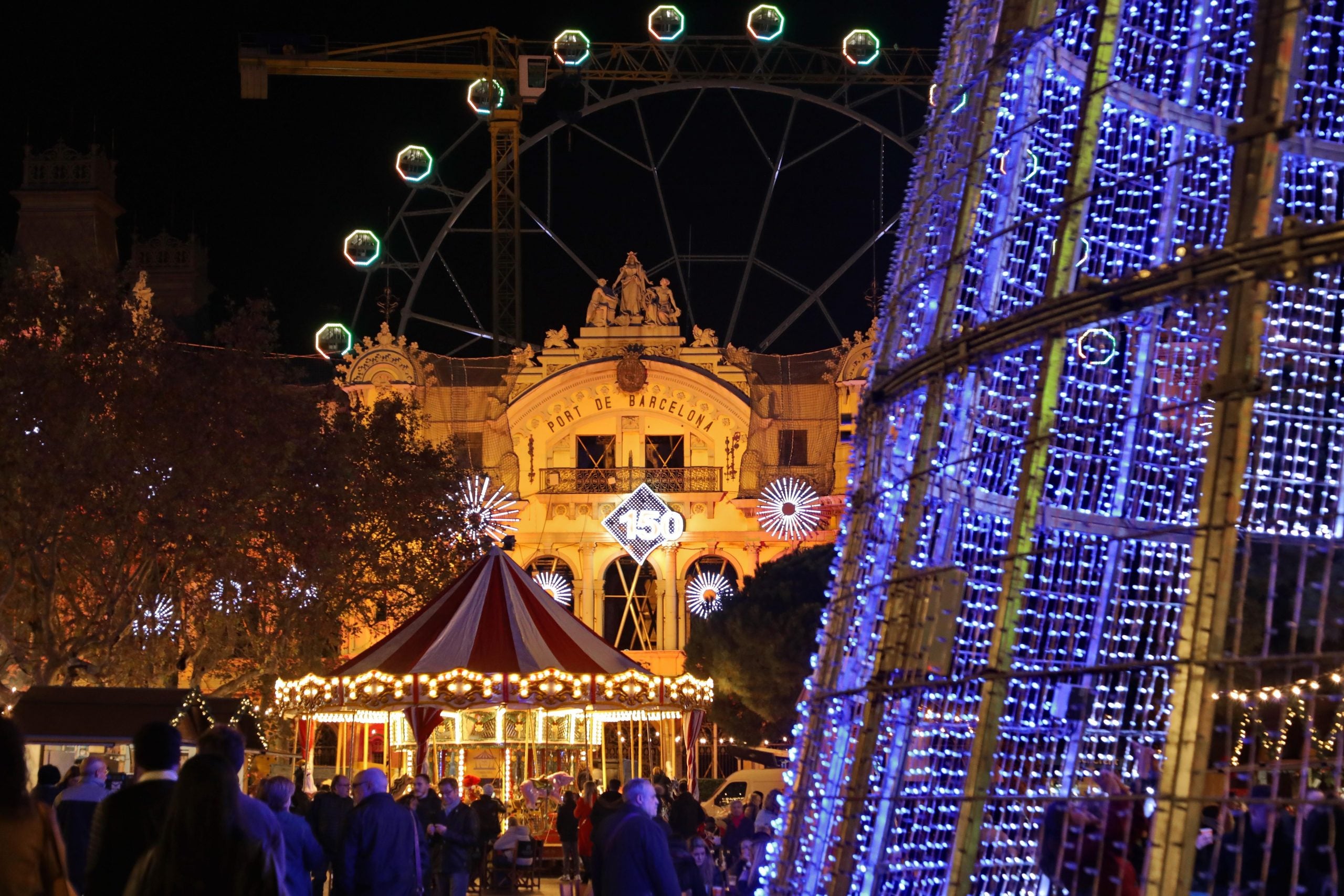 La sínia que s'ha traslladat a tocar de l'hotel Vela, en una imatge al Port Vell durant una fira de nadal / Port de Barcelona