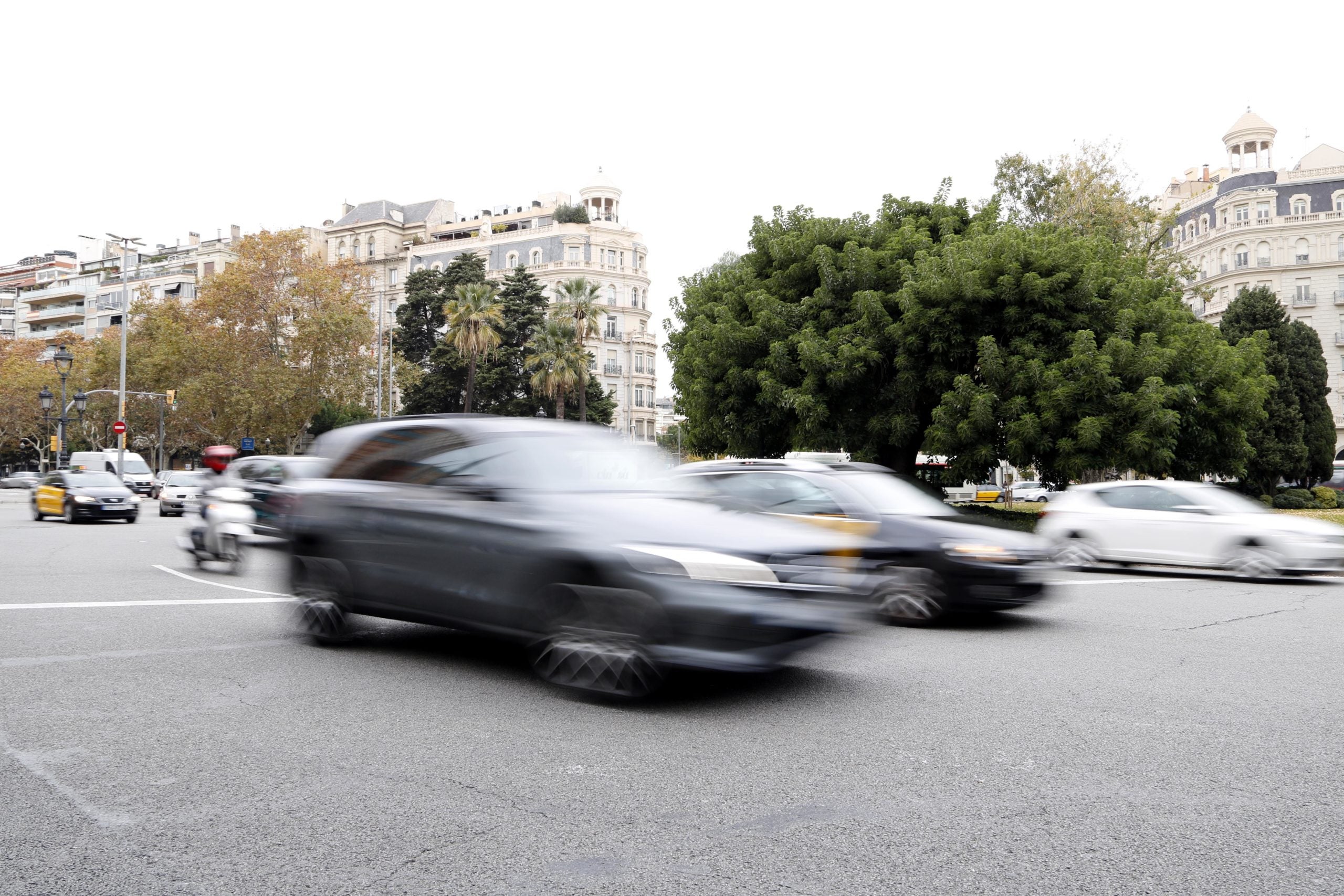 Cotxes circulant a Barcelona en una imatge d'arxiu / ACN (Josep Ramon Torné)