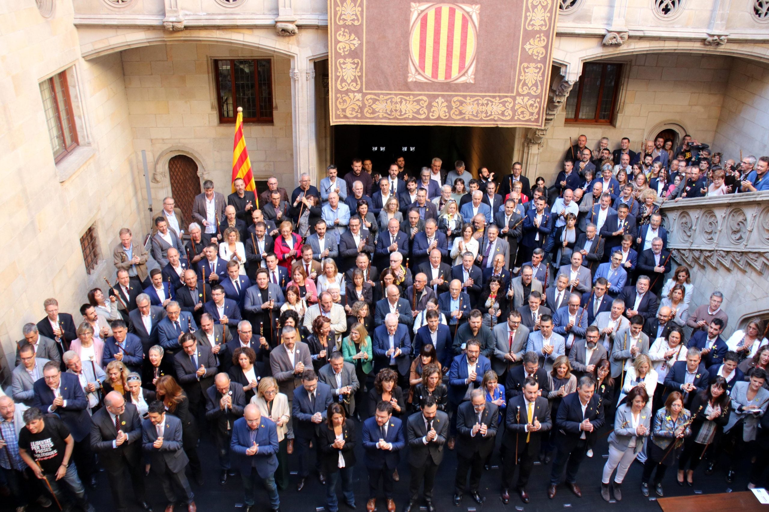 Alcaldes amb la plana major del Govern de la Generalitat, aquest octubre, en mostra de rebuig a la sentència / ACN