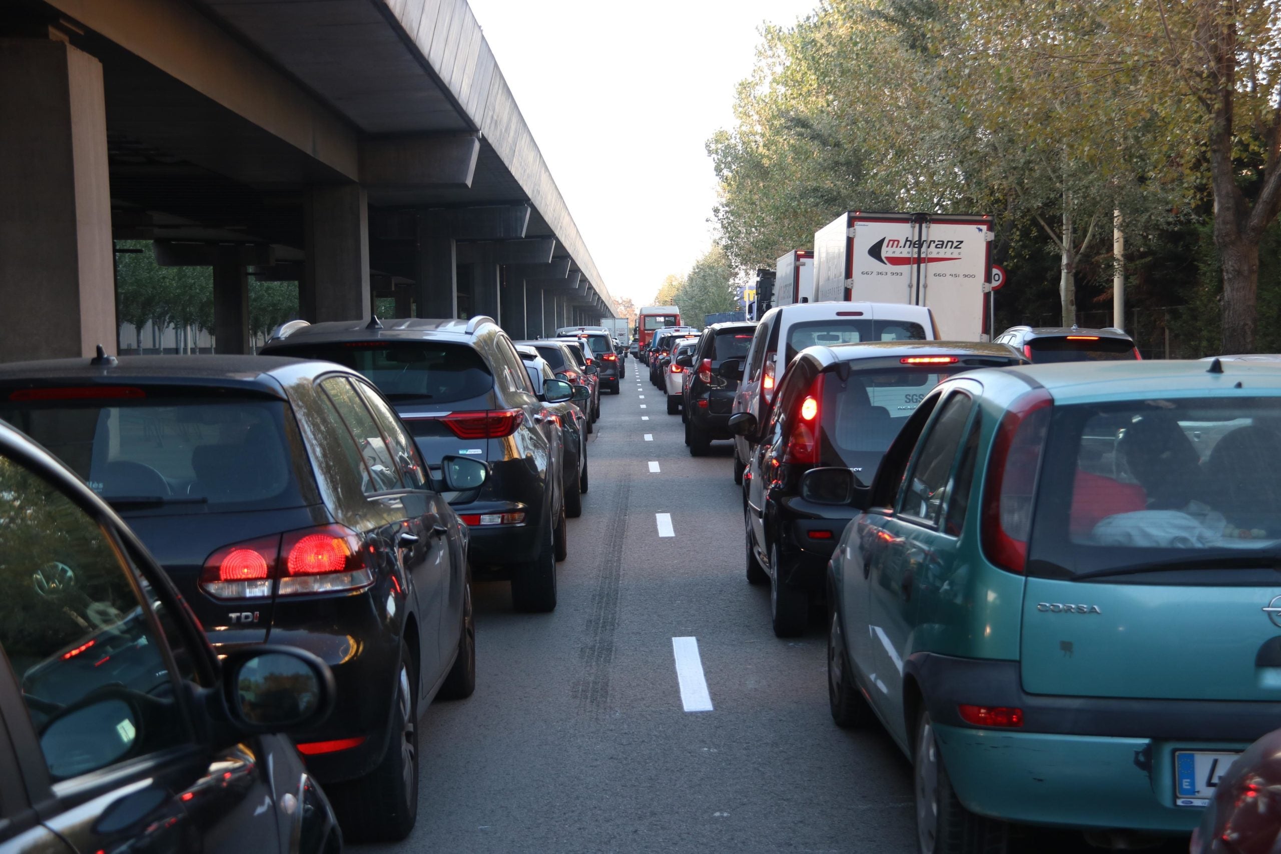 L'aplicació de la ZBE suposarà una reducció substancial però insuficient de les emissions / ACN