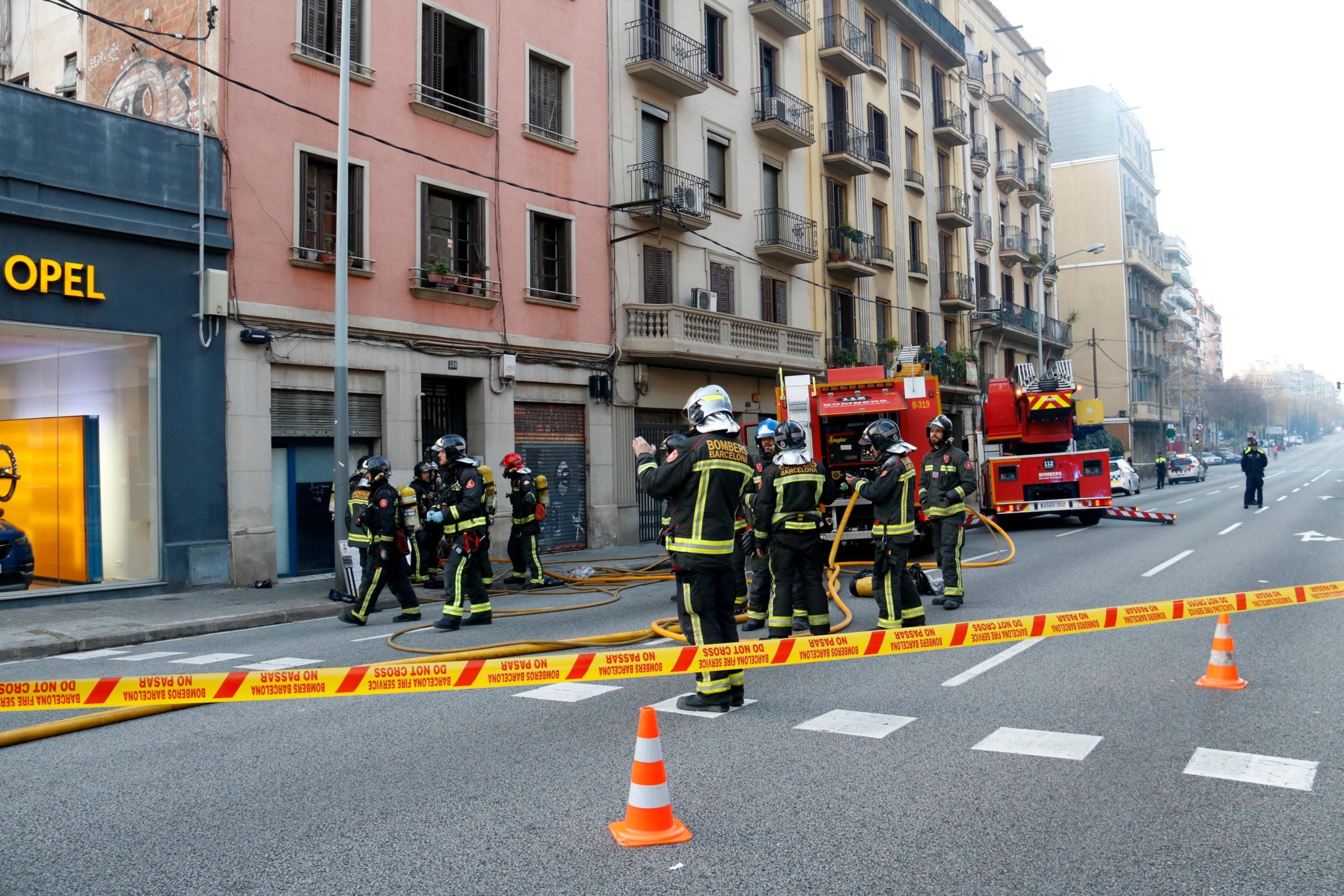 Els bombers treballant en l'extinció de l'incendi | ACN