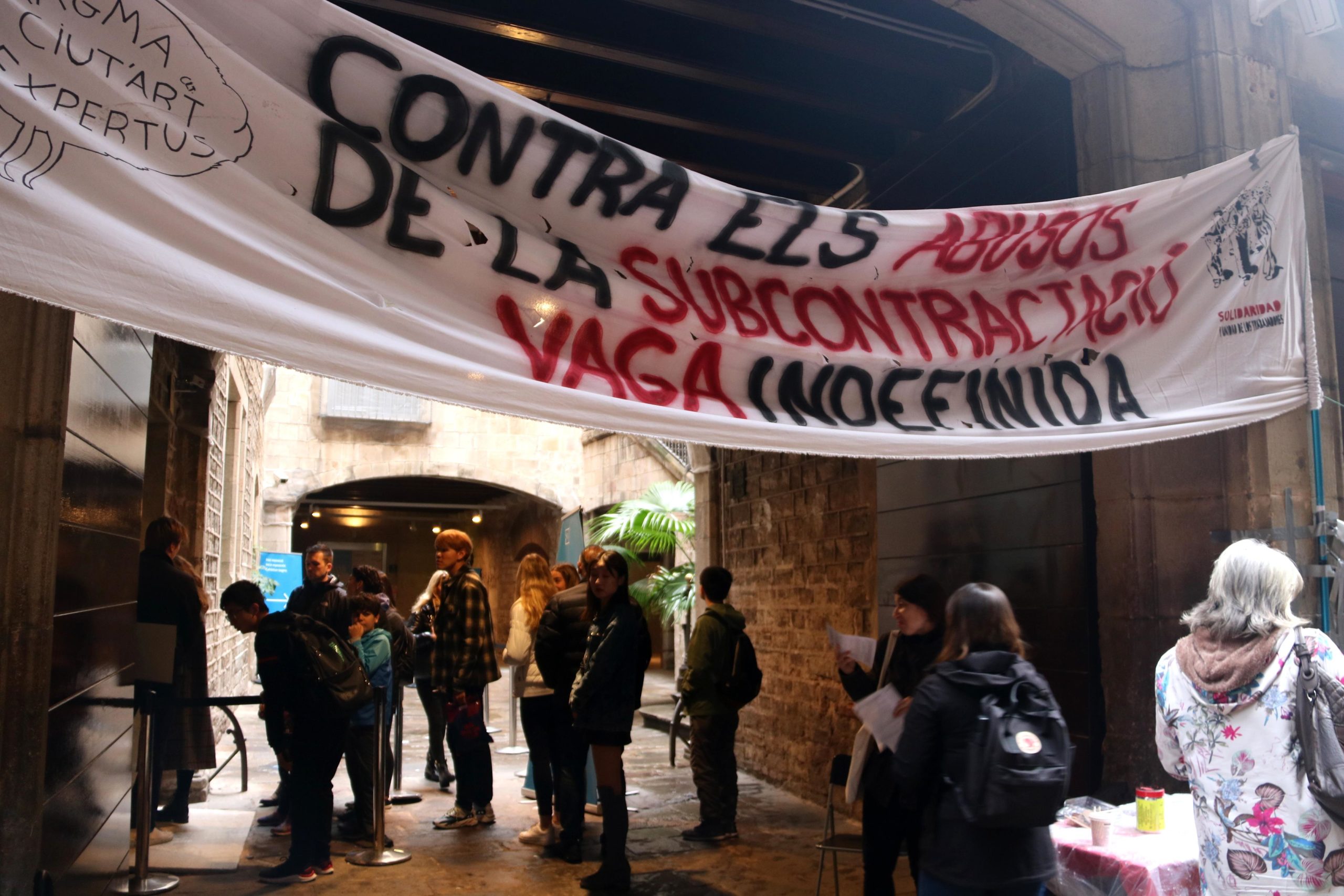 Entrada del Museu Picasso en el primer dia de vaga dels treballadors amb la pancarta 'Contra els abusos de les subcontractacions, vaga indefinida' i visitants a dins del recinte / ACN