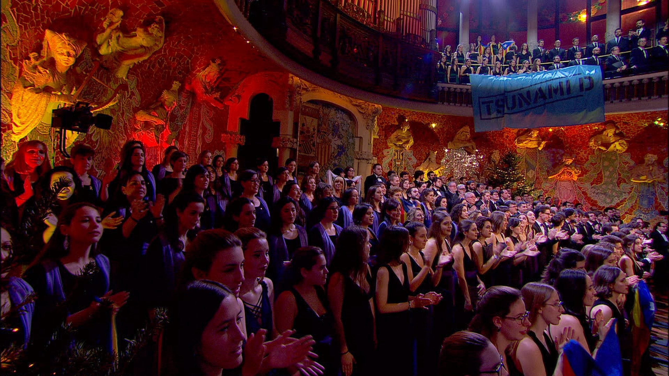 Pancarta de Tsunami Democràtic penjada a la galeria de l'orgue en el Concert de Sant Esteve al Palau de la Música / ACN - Captura de la senyal realitzada per TV3