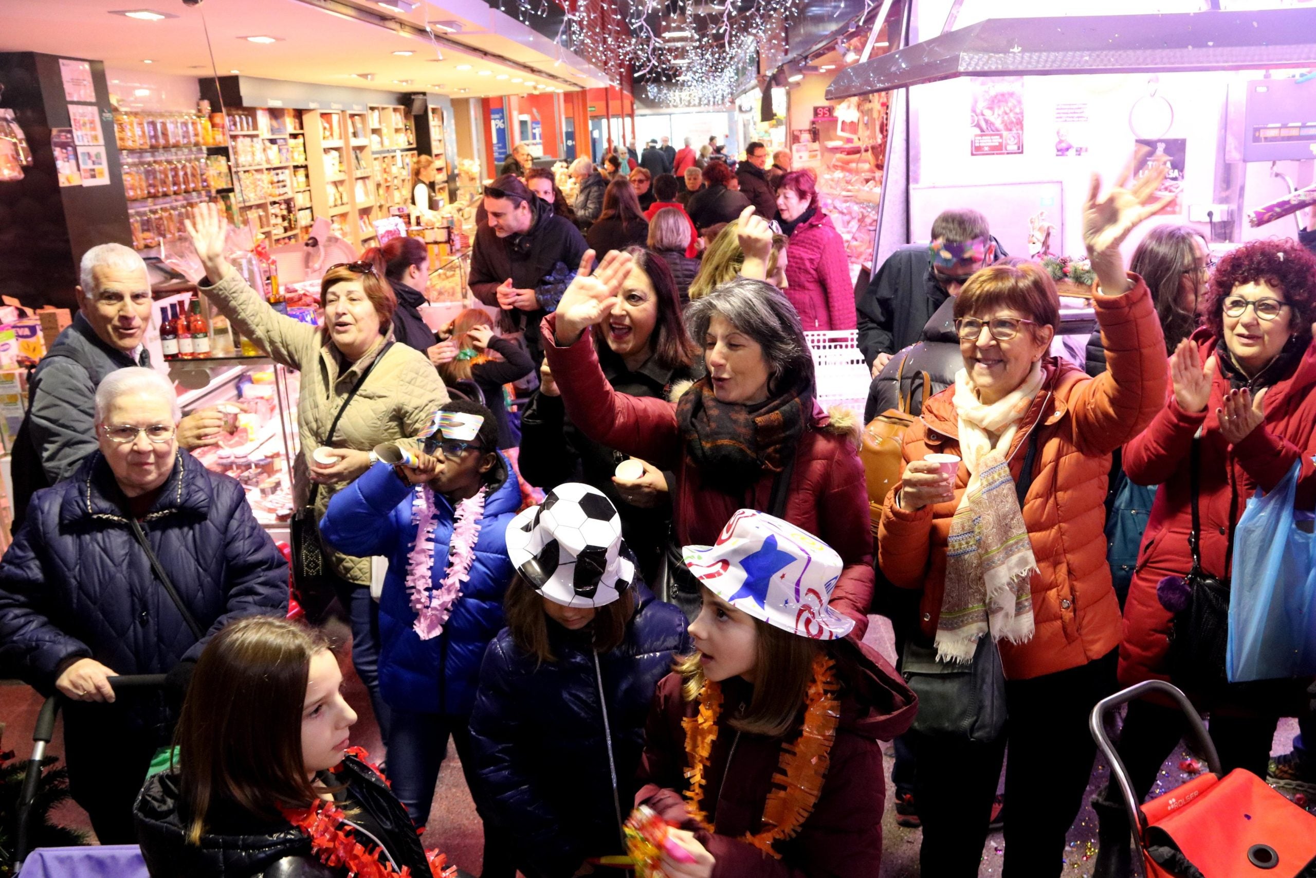 La clientela del Mercat de Provençals celebra el Cap d'Any 12 hores abans / ACN