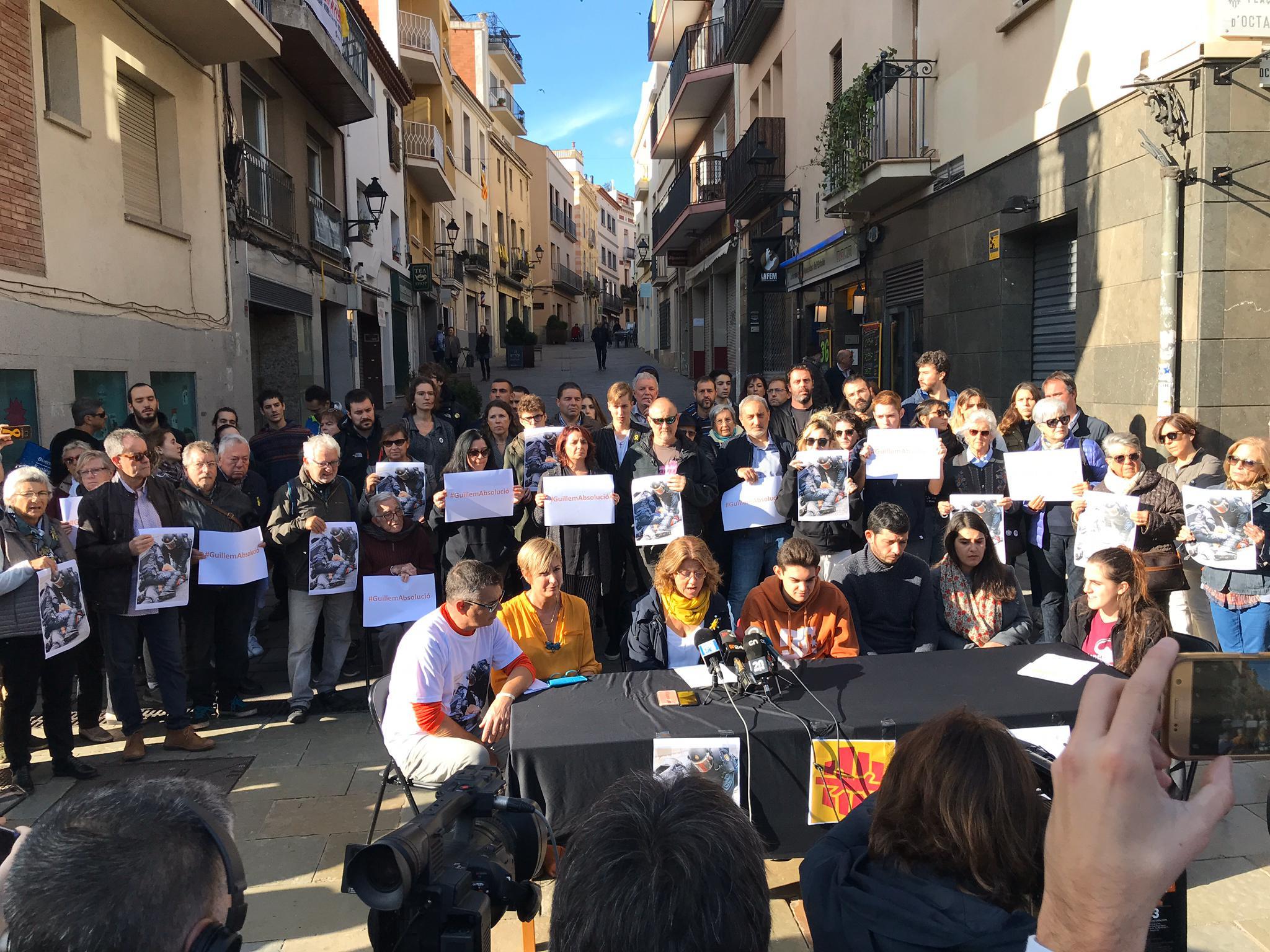 Roda de premsa sobre l'absolució del Guillem, el noi amb dessuadora taronja assegut a Via Laietana / GuillemAbsolució