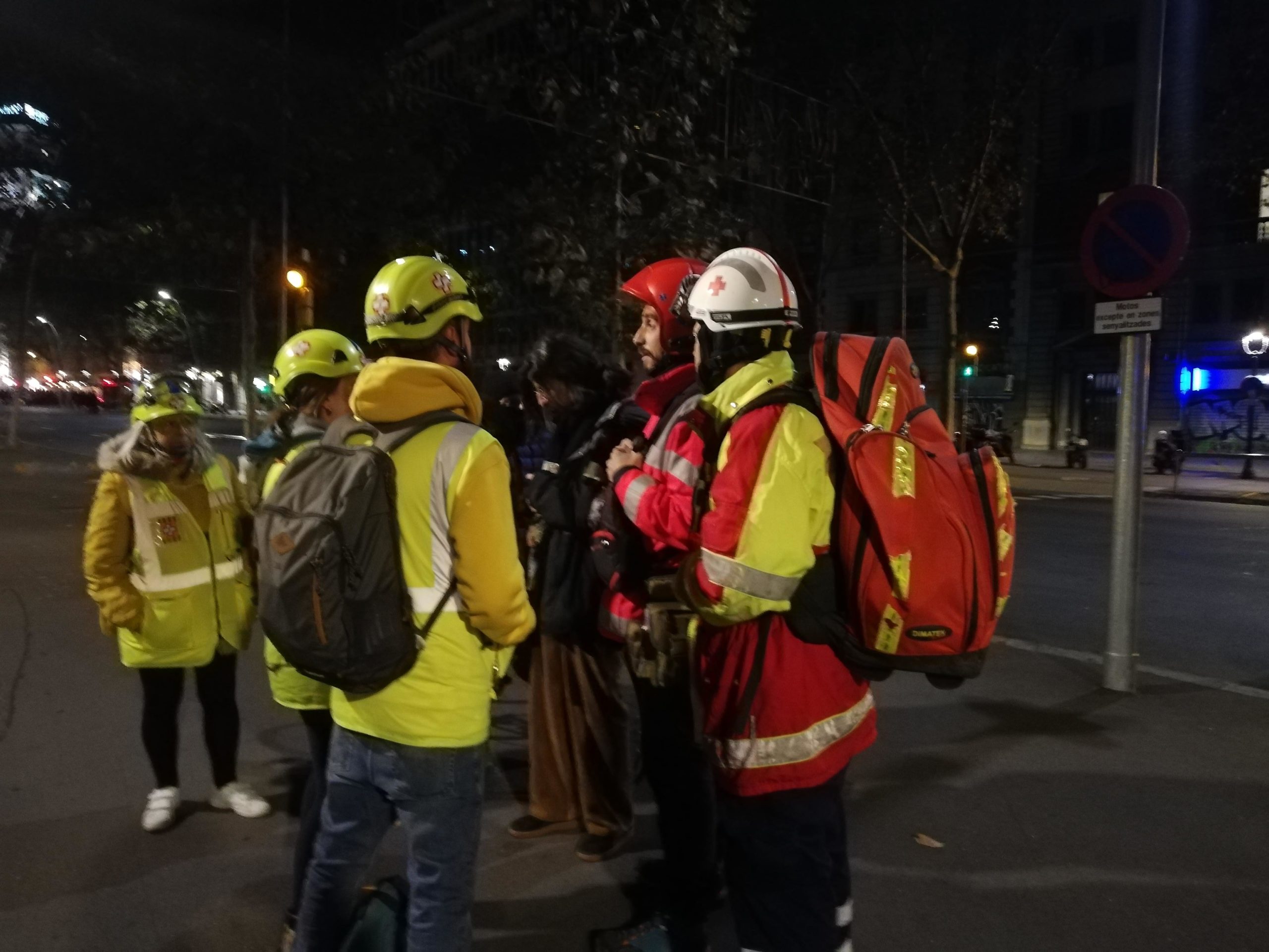 Membres de Sanitaris x la República (esquerra) i Street Medics (dreta) conversen aquest vespre | Adrià Lizanda