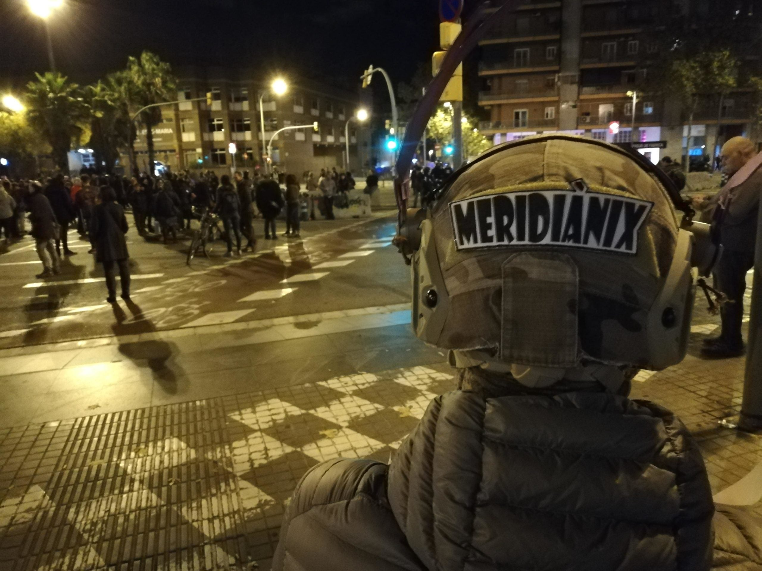 Un participant al tall de la Meridiana amb un casc que compara la protesta amb la Gàl·lia rebel d'Astèrix i Obèlix / X.F.