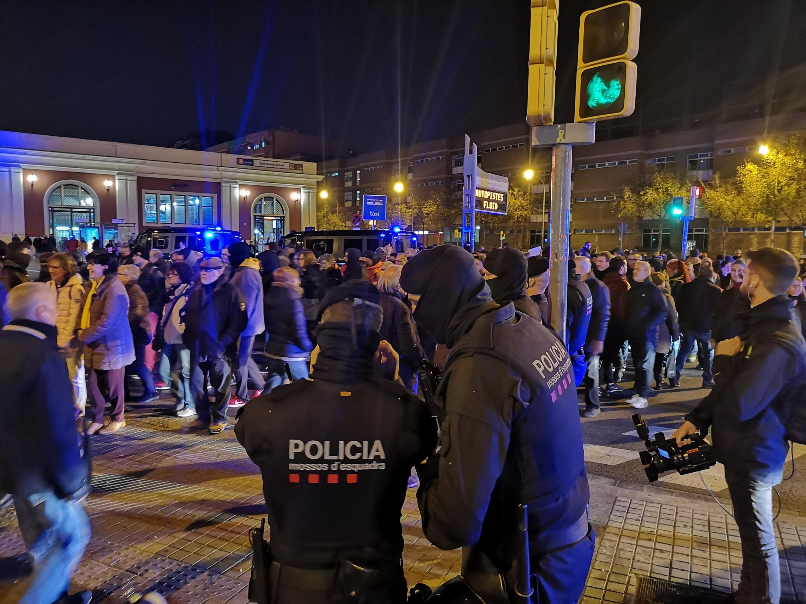 Antiavalots supervisen els veïns manifestant-se a la Meridiana, en una imatge d'arxiu / D.C.