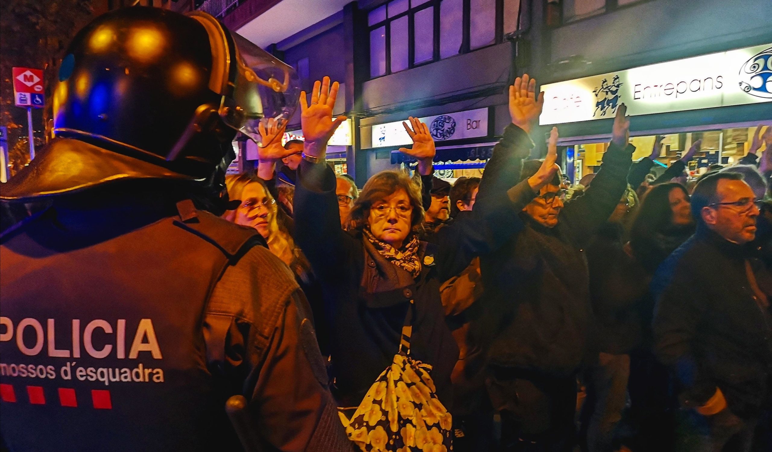 Veïns que es manifestaven a la Meridiana aixequen els braços davant dels antiavalots dels Mossos / D.C.