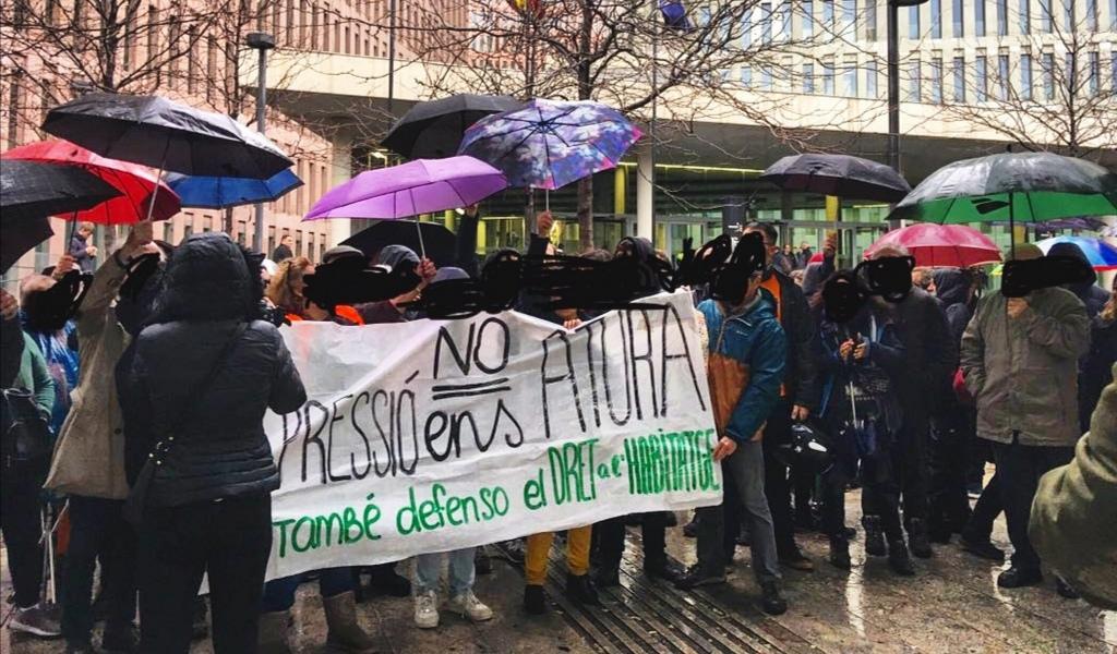 Els manifestants que donen suport als activistes denunciats davant la Ciutat de la Justícia / @HabitatgeGracia