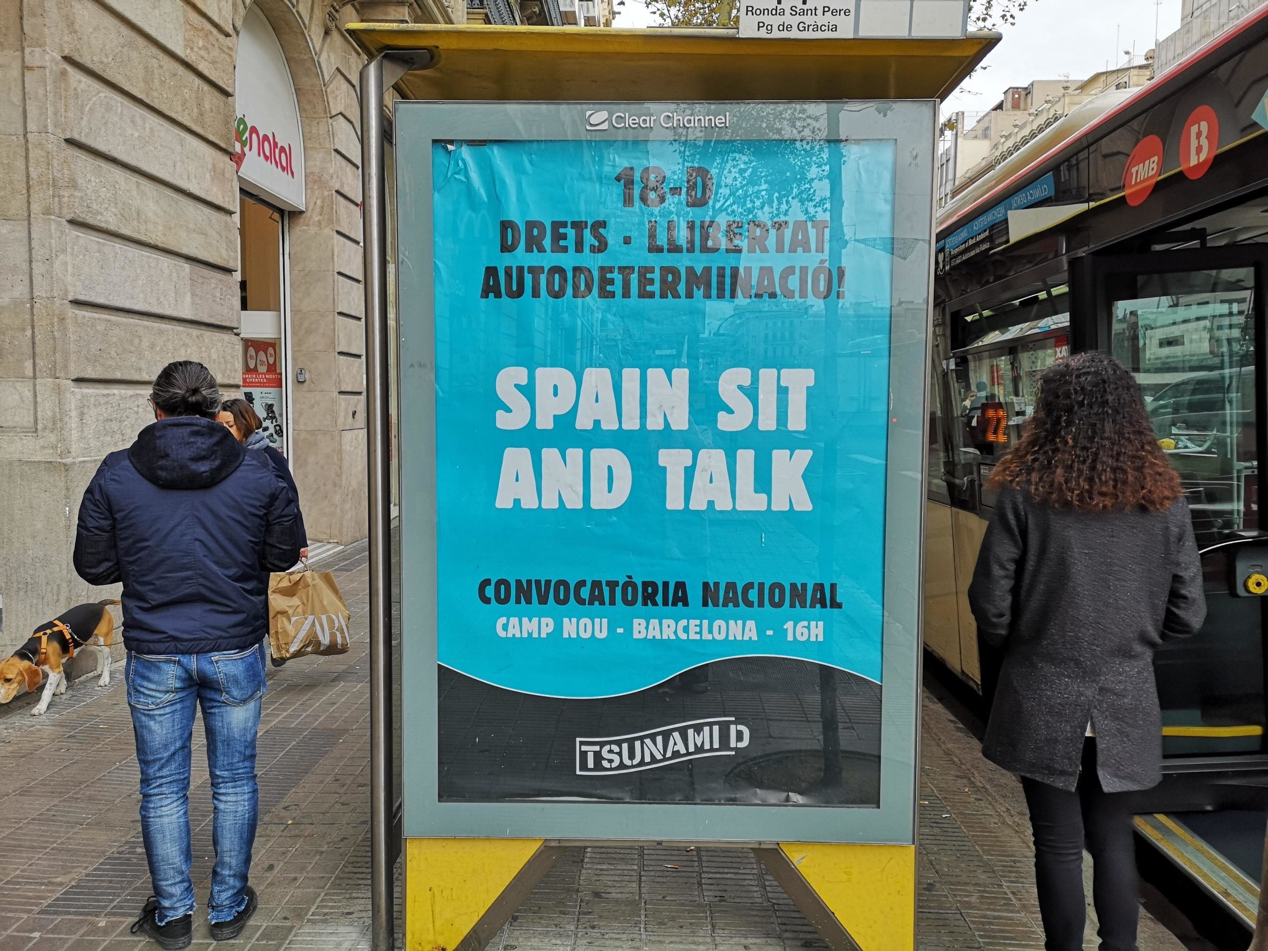 Una de les marquesines en què Tsunami Democràtic ha penjat un cartell | TOT Barcelona