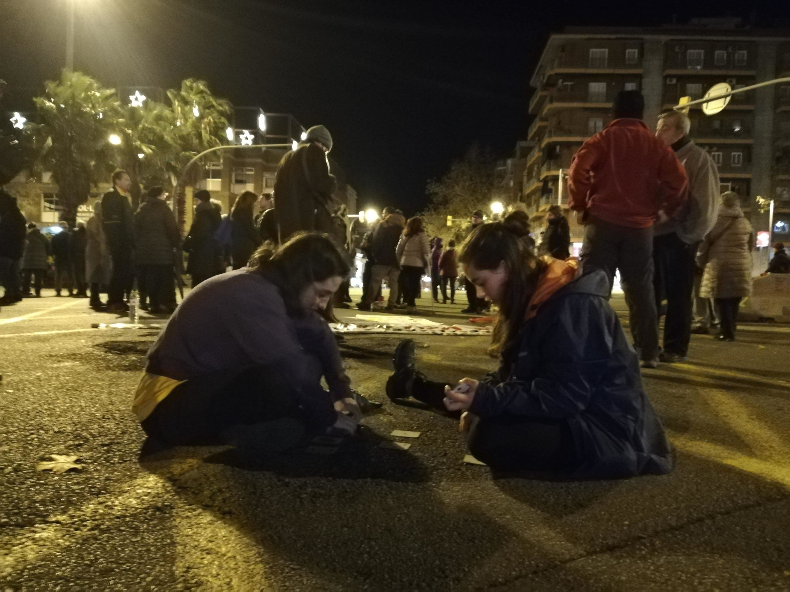 Dues noies juguen a cartes en el tall número 70 de Meridiana | Adrià Lizanda