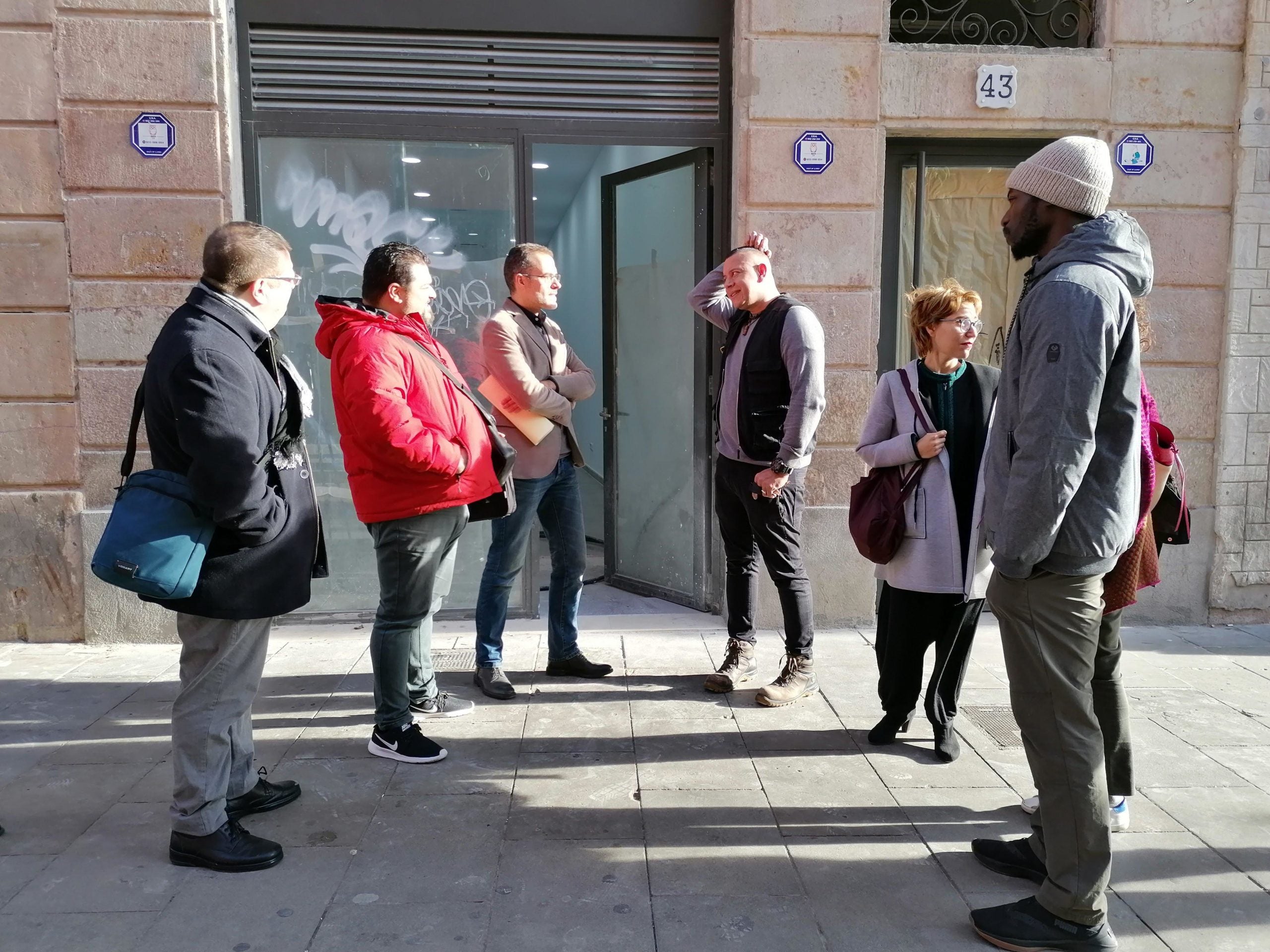 El regidor de Ciutat Vella, Jordi Rabassa, i diversos adjudicataris dels segons Baixos de Protecció Oficial / MMP