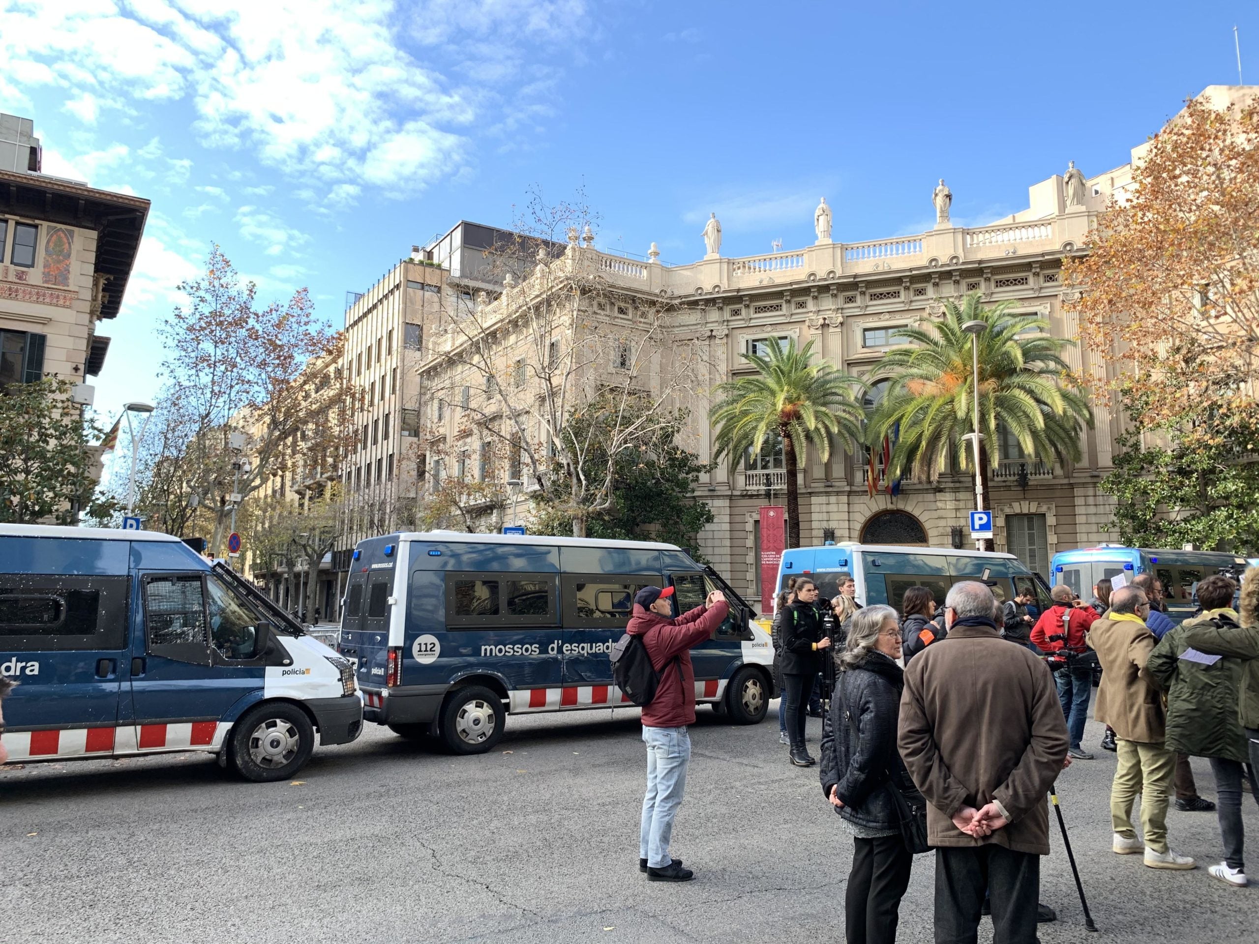 Els Mossos, blindant la Delegació del govern espanyol el dia de la Constitució / S.B.