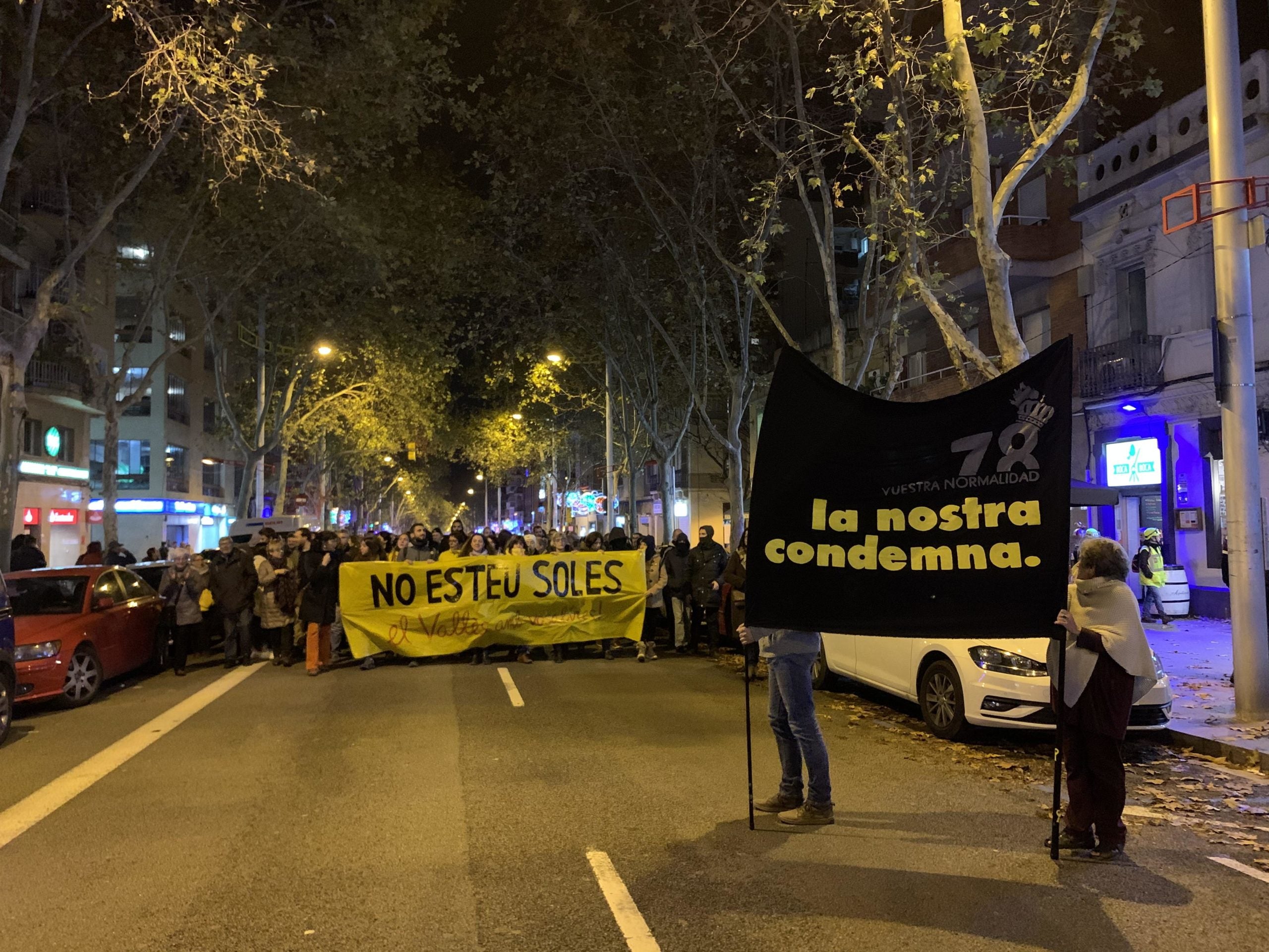 Meridiana Resisteix, pujant per Fabra i Puig en lloc de tallar l'avinguda en la nit 54 de la protesta contra la sentència, el dia de la Constitució espanyola / S.B.