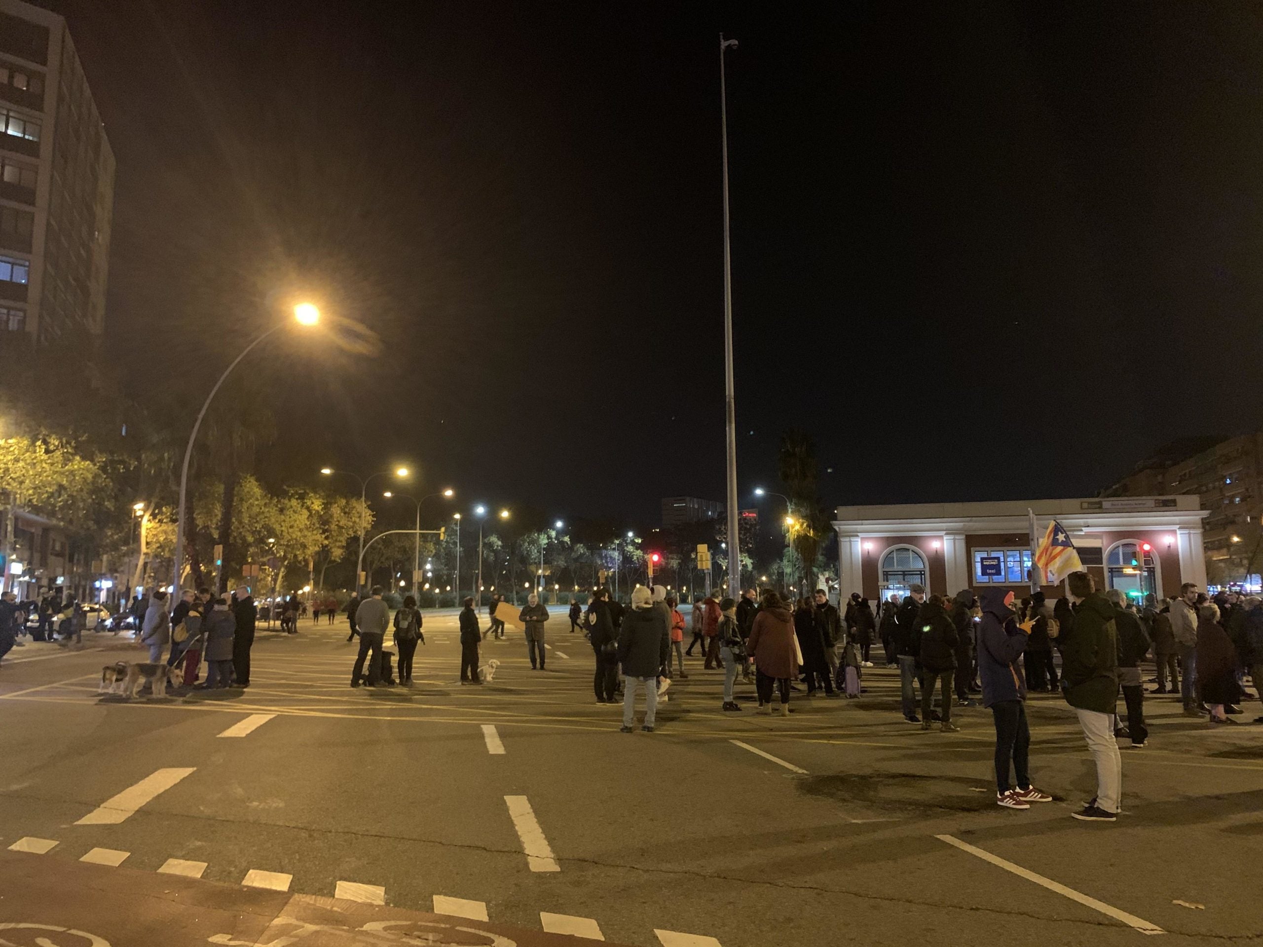 Els manifestants de la Meridiana, amb el trànsit desviat per la policia, diumenge passat / S.B.