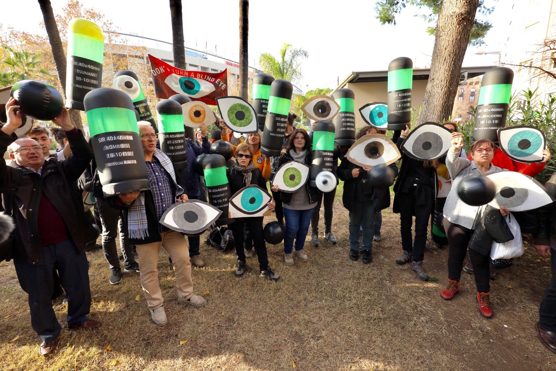 Alguns manifestants amb les bales de foam i ulls gegants | Jordi Borràs