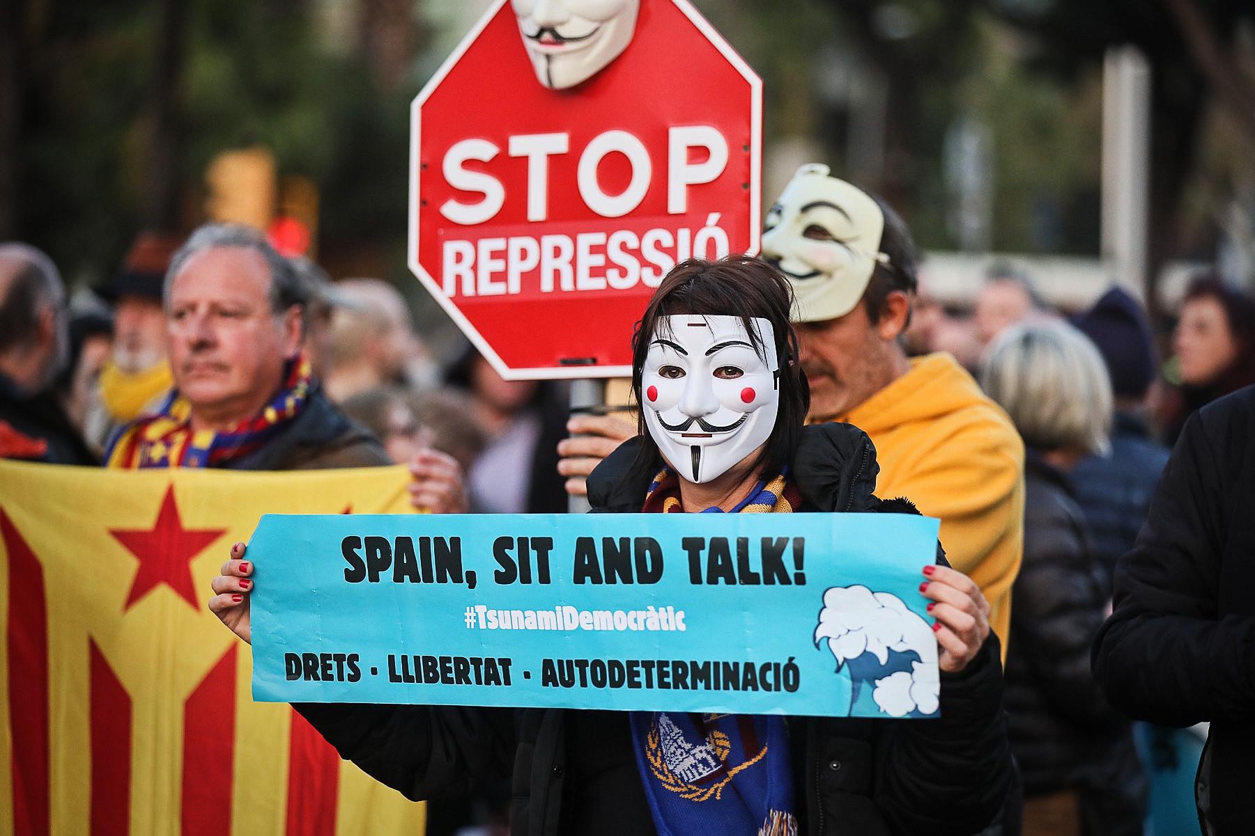 Manifestants al voltant del Camp Nou amb un dels cartells del Tsunami Democràtic / Jordi Borràs