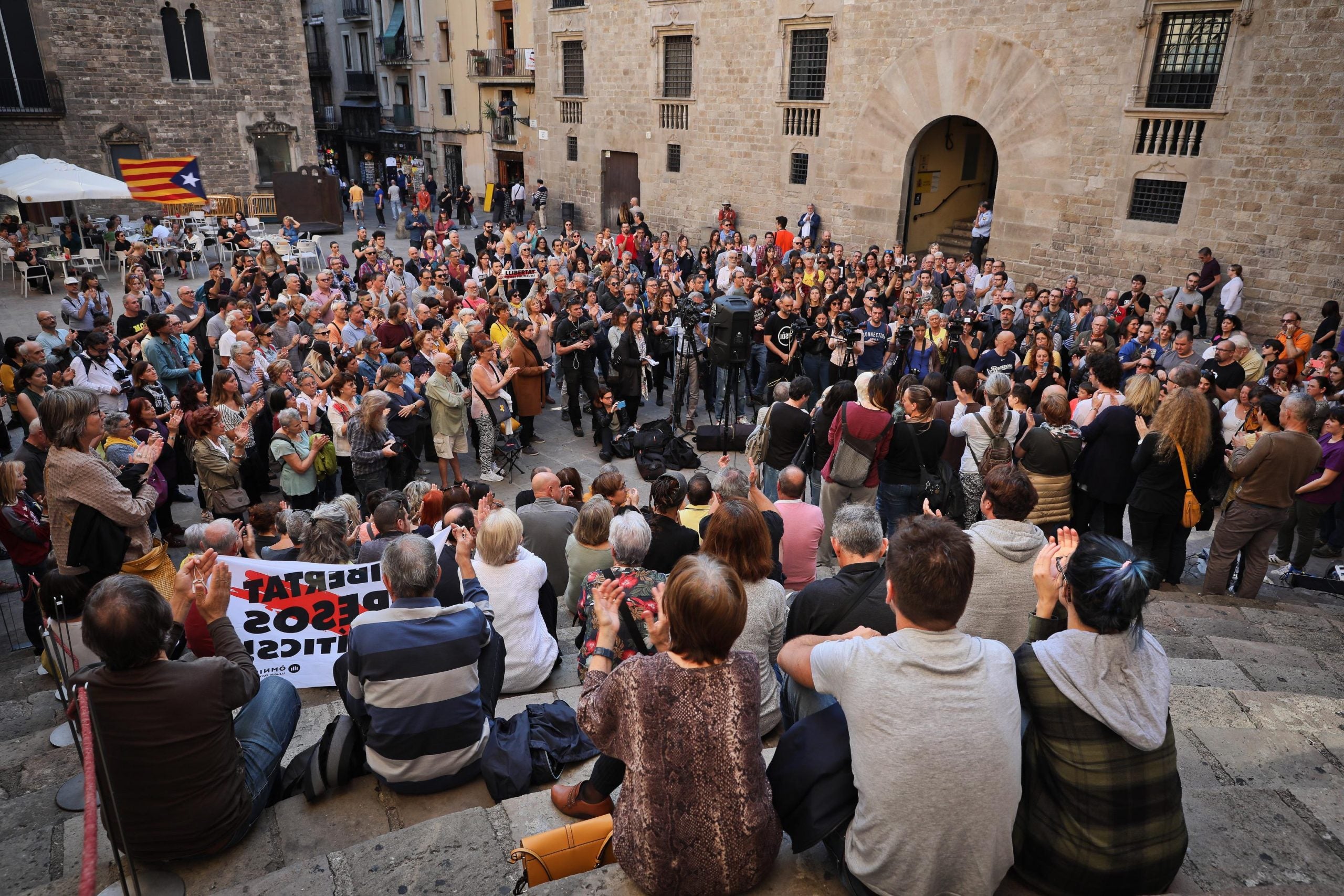 Acte de familiars i amics de presos i detinguts arran de les protestes, a la plaça del Rei el 2 de novembre / Jordi Borràs