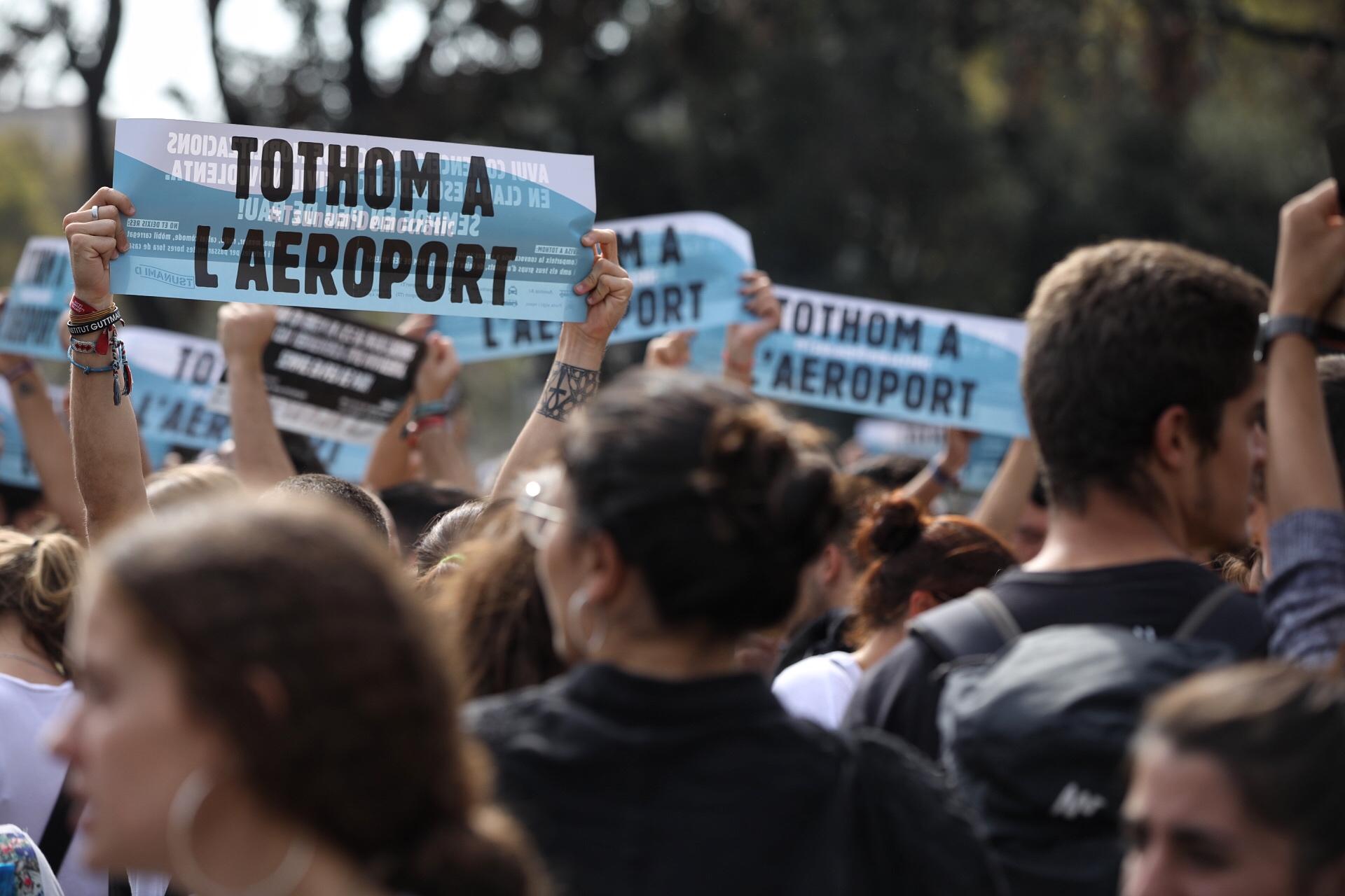 Pancarta que anuncia la protesta de Tsunami Democràtic a l'aeroport contra la sentència de l'1-O | Jordi Play