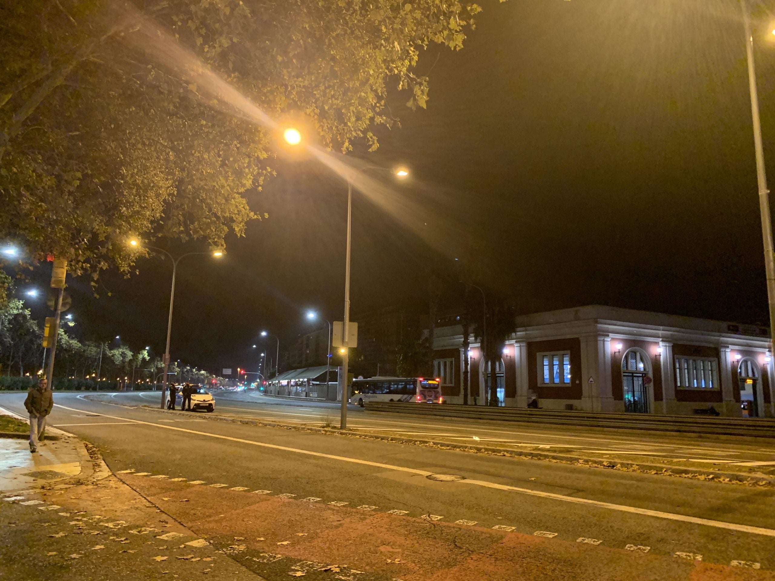 La Meridiana, deserta en la nit 55 del tall de protesta contra la sentència. La Guàrdia Urbana ha desviat el trànsit per deixar la mobilització sense efecte / S.B.