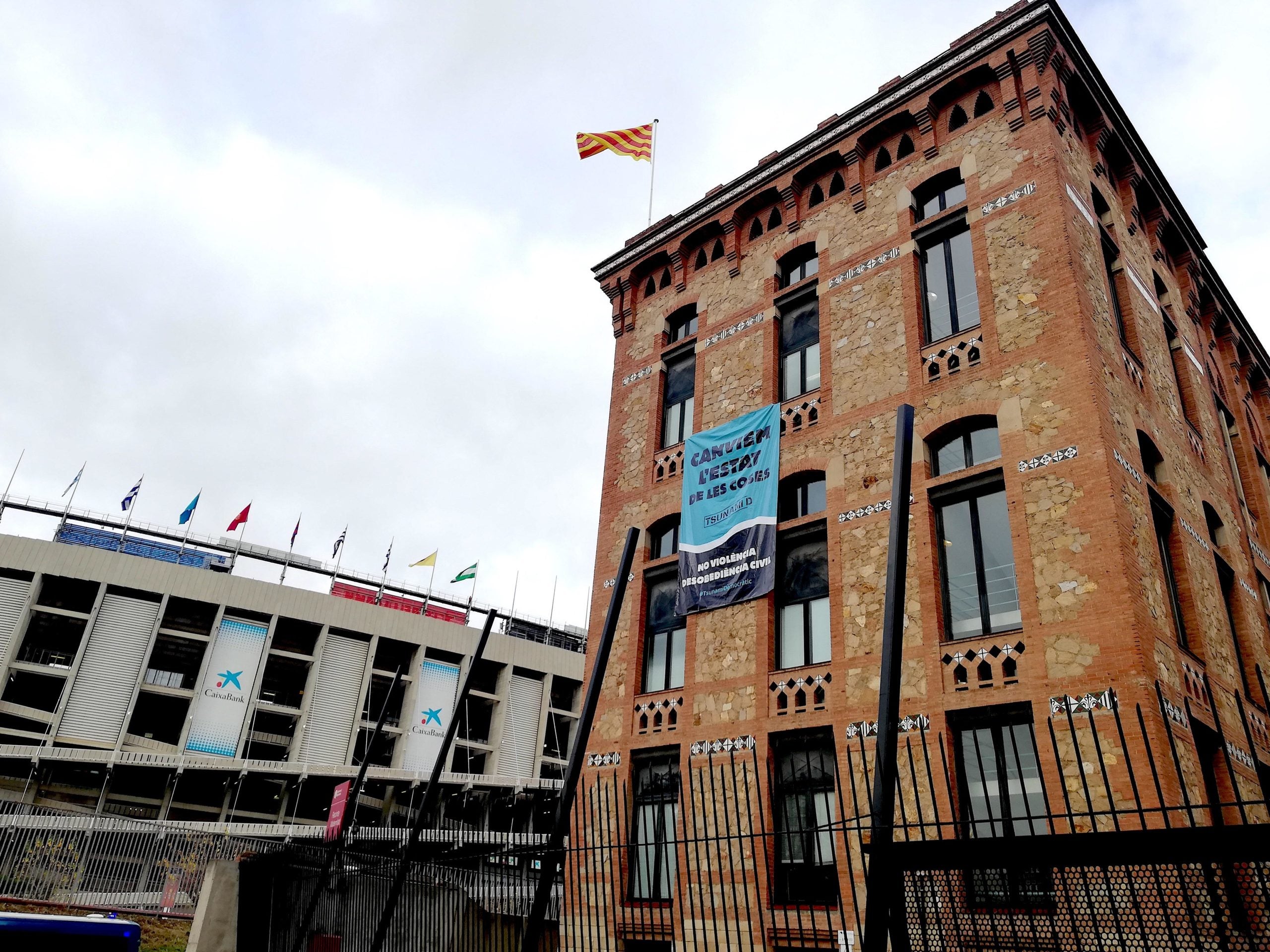 La pancarta de Tsunami Democràtic al recinte de la Maternitat, al costat del Camp Nou / A.L.