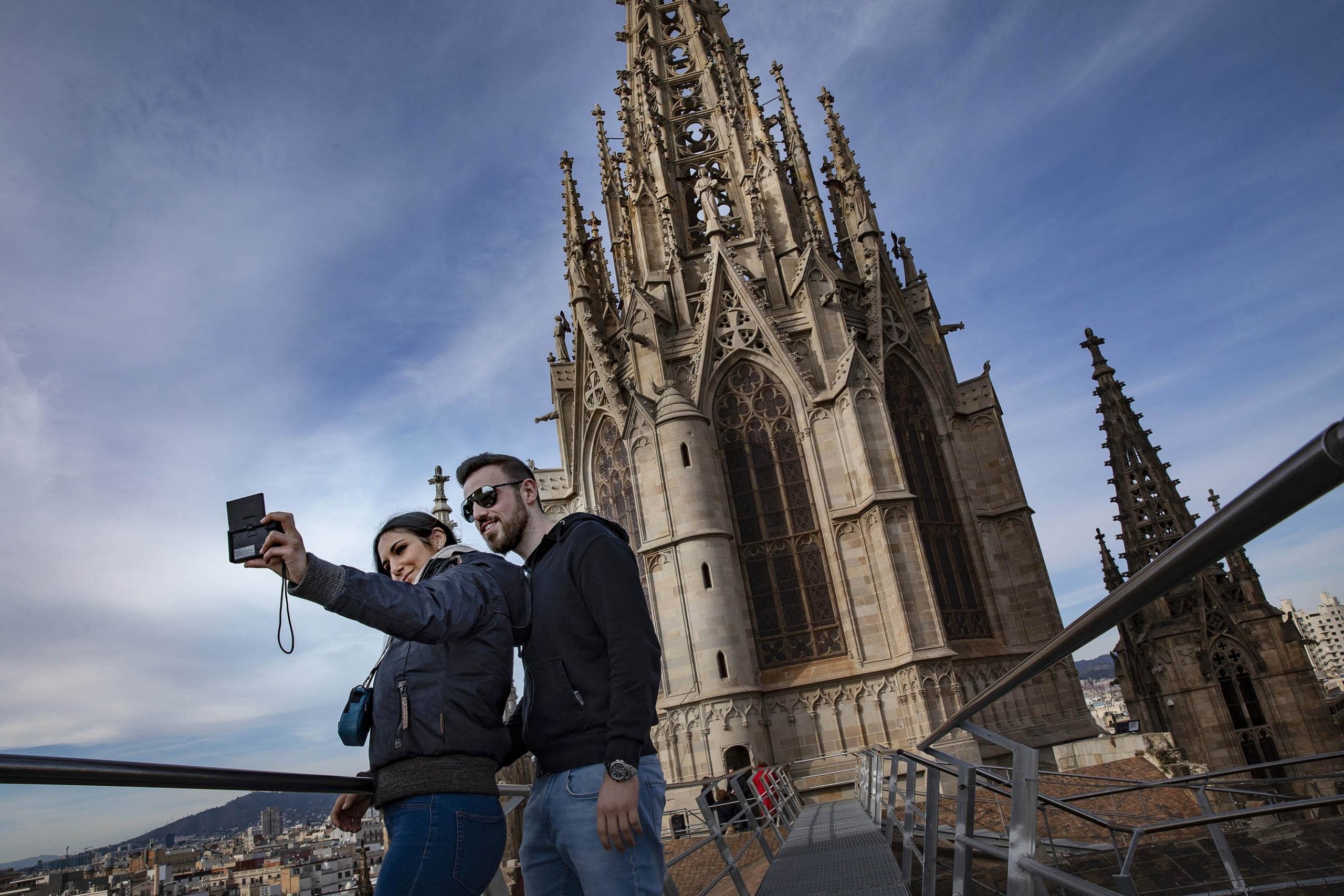 Dos turistes al terrat de la Catedral de Barcelona, en una imatge d'arxiu / Jordi Play