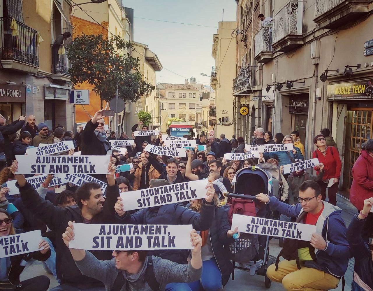 Un centenar de veïns s'ha congregat al barri d'Horta per reclamar una superilla més eficaç / PxS