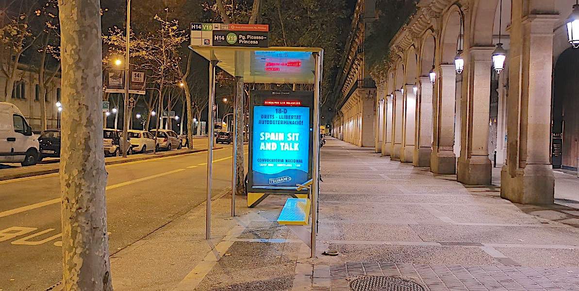 Una parada d'autobús de Barcelona, al passeig Picasso, amb l'anunci de Tsunami Democràtic, en una imatge difosa pel col·lectiu