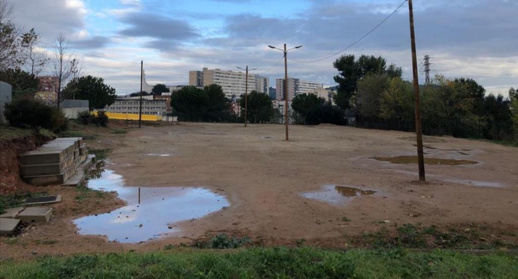 El terreny on està prevista la pista poliesportiva de Nou Barris / Jordi Carrasco