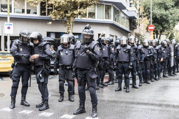 Imatge d'arxiu de policia a punt de carregar l'1-O del 2017 a Barcelona / Jordi Borràs