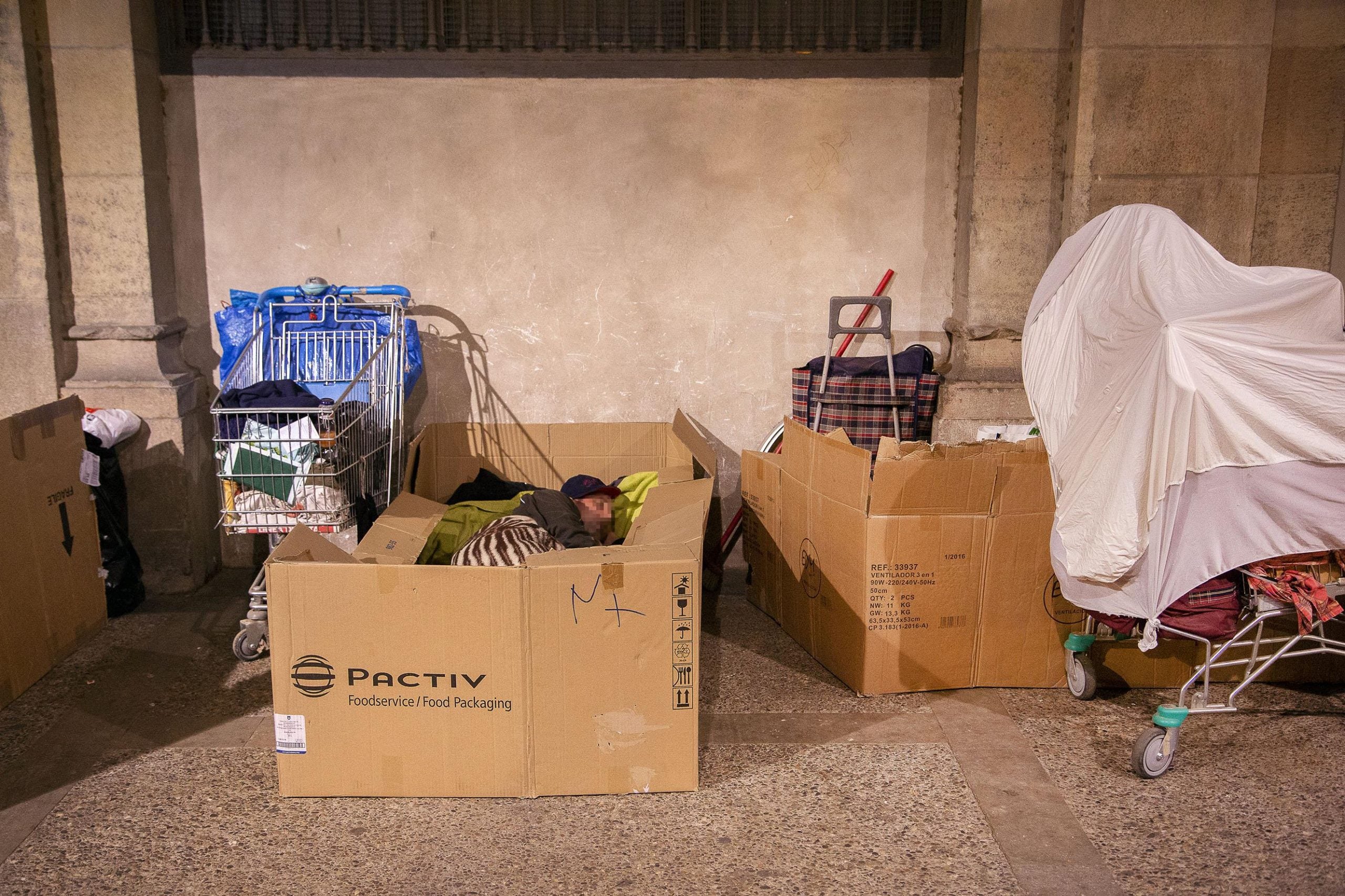 Una persona sense sostre dormint al carrer de Barcelona, en imatge d'arxiu / Jordi Play